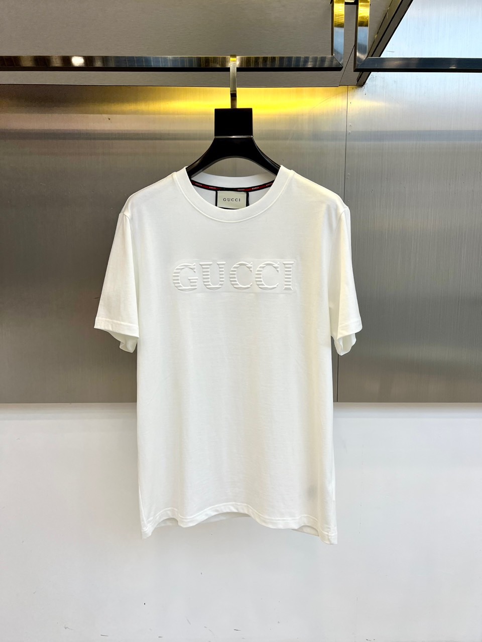 
Gucci、2025春夏男士新款圆领短袖T恤。进口定织面料100%纯棉、面料手感丝滑柔软，透气亲肤性极