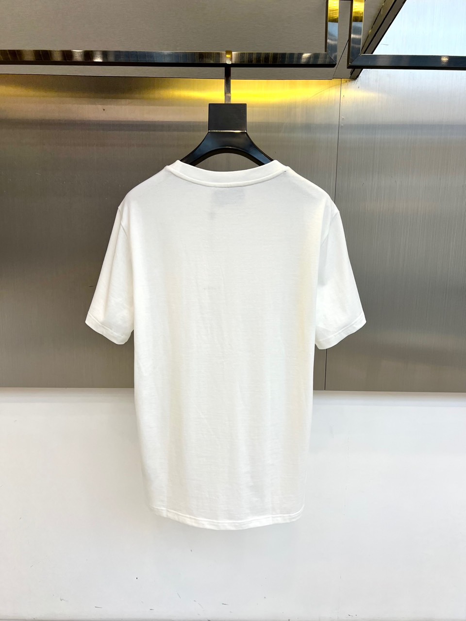 
Gucci、2025春夏男士新款圆领短袖T恤。进口定织面料100%纯棉、面料手感丝滑柔软，透气亲肤性极