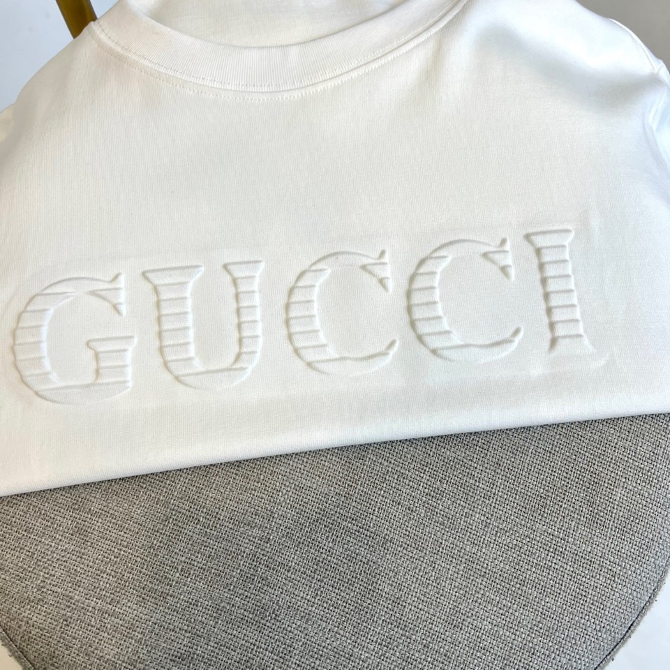 
Gucci、2025春夏男士新款圆领短袖T恤。进口定织面料100%纯棉、面料手感丝滑柔软，透气亲肤性极