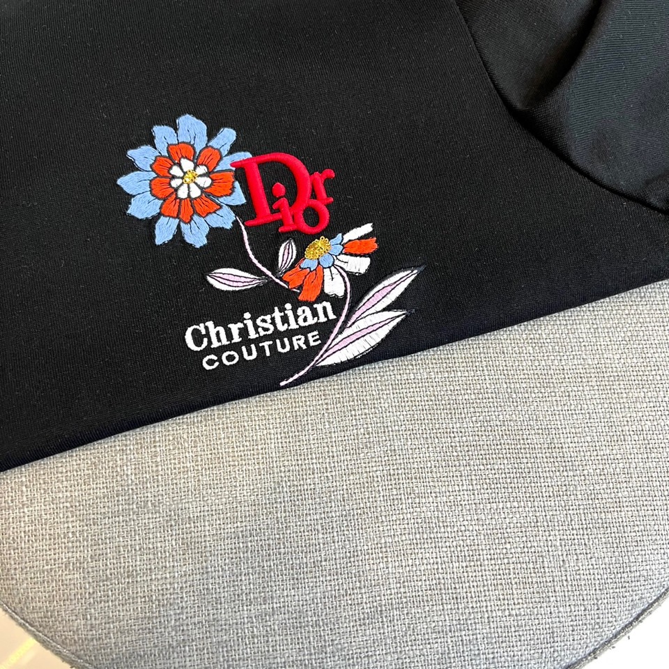 
Dior、2025春夏男士新款圆领短袖T恤。进口定织面料100%纯棉、面料手感丝滑柔软，透气亲肤性极佳