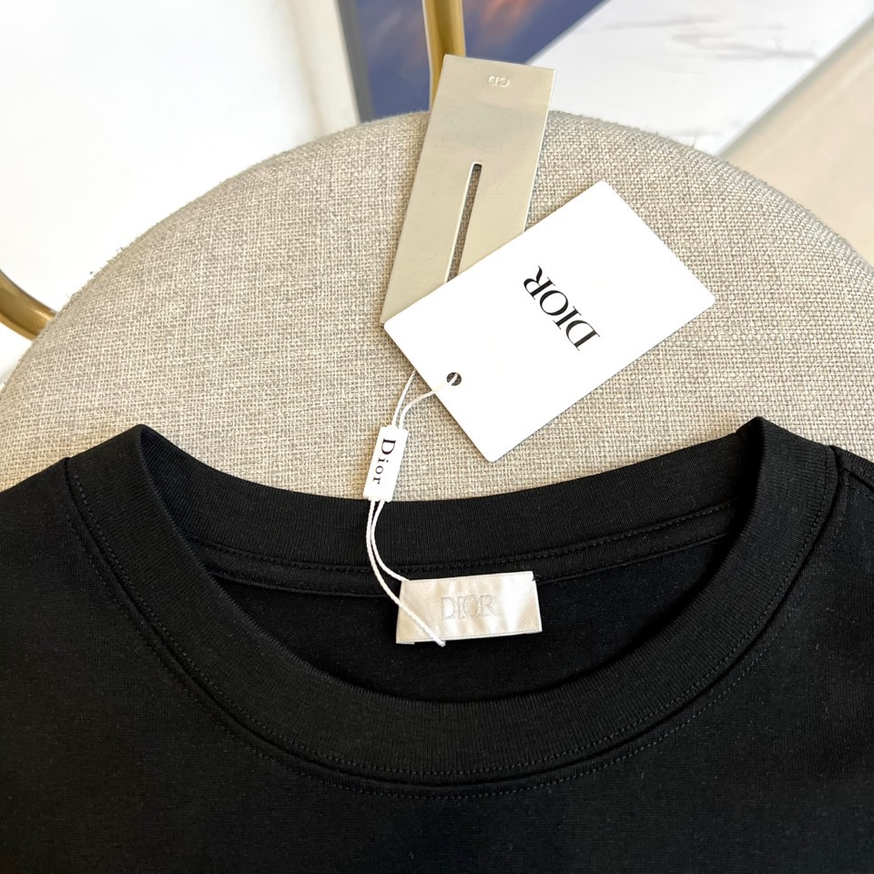 
Dior、2025春夏男士新款圆领短袖T恤。进口定织面料100%纯棉、面料手感丝滑柔软，透气亲肤性极佳