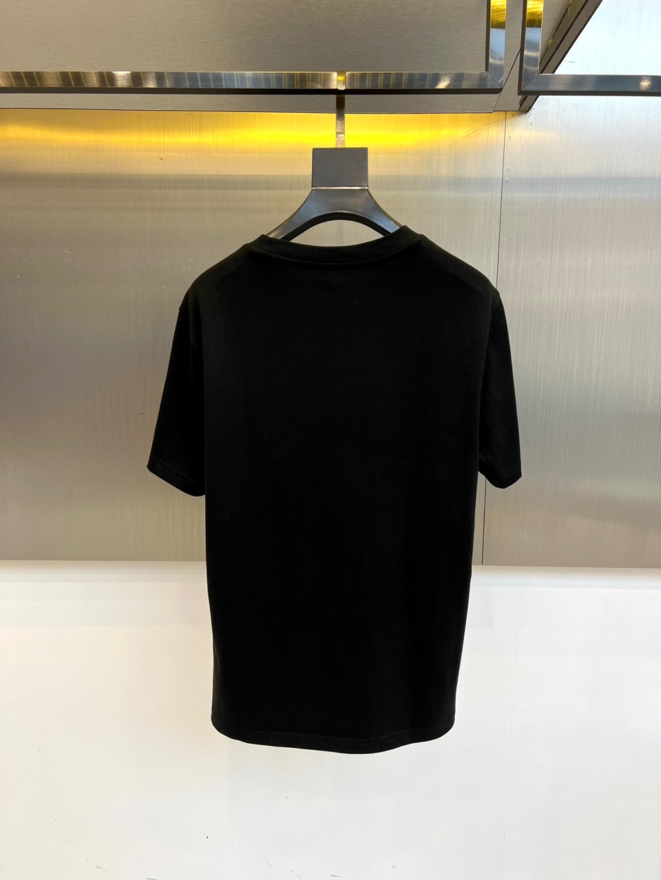 
Dior、2025春夏男士新款圆领短袖T恤。进口定织面料100%纯棉、面料手感丝滑柔软，透气亲肤性极佳