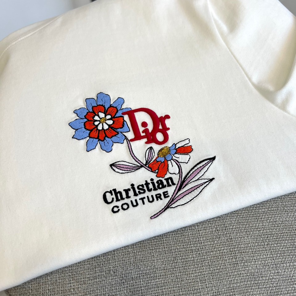 
Dior、2025春夏男士新款圆领短袖T恤。进口定织面料100%纯棉、面料手感丝滑柔软，透气亲肤性极佳