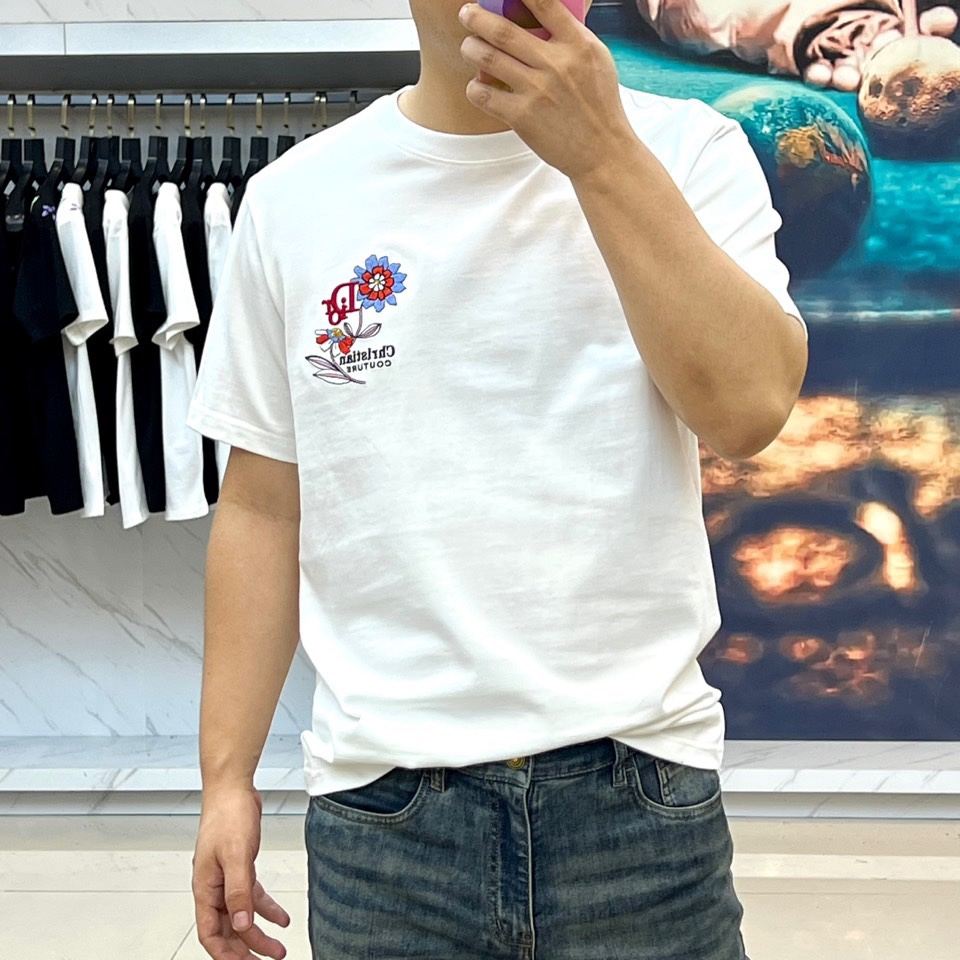
Dior、2025春夏男士新款圆领短袖T恤。进口定织面料100%纯棉、面料手感丝滑柔软，透气亲肤性极佳