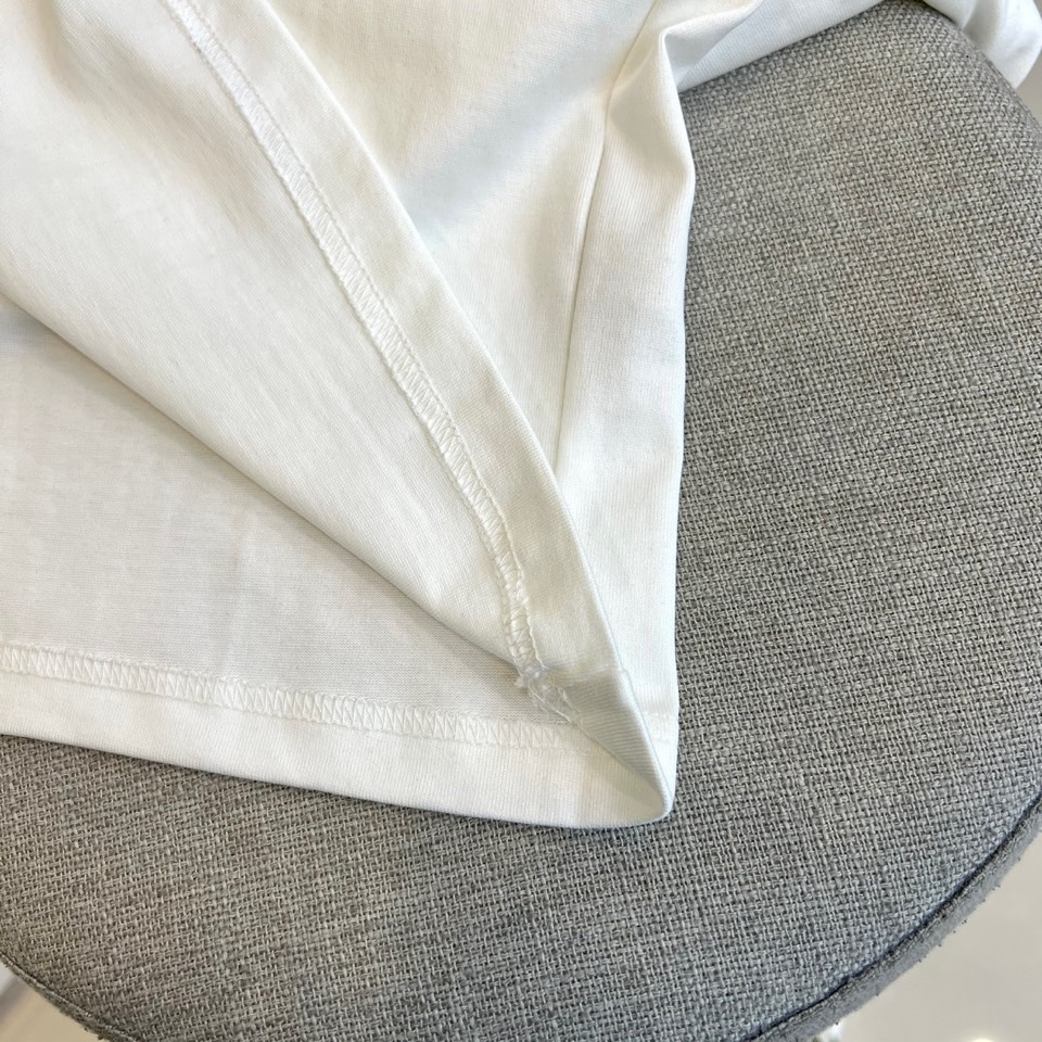 
Dior、2025春夏男士新款圆领短袖T恤。进口定织面料100%纯棉、面料手感丝滑柔软，透气亲肤性极佳