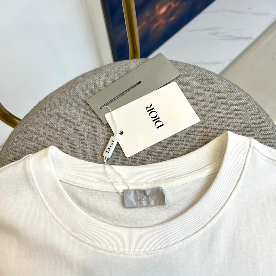 
Dior、2025春夏男士新款圆领短袖T恤。进口定织面料100%纯棉、面料手感丝滑柔软，透气亲肤性极佳