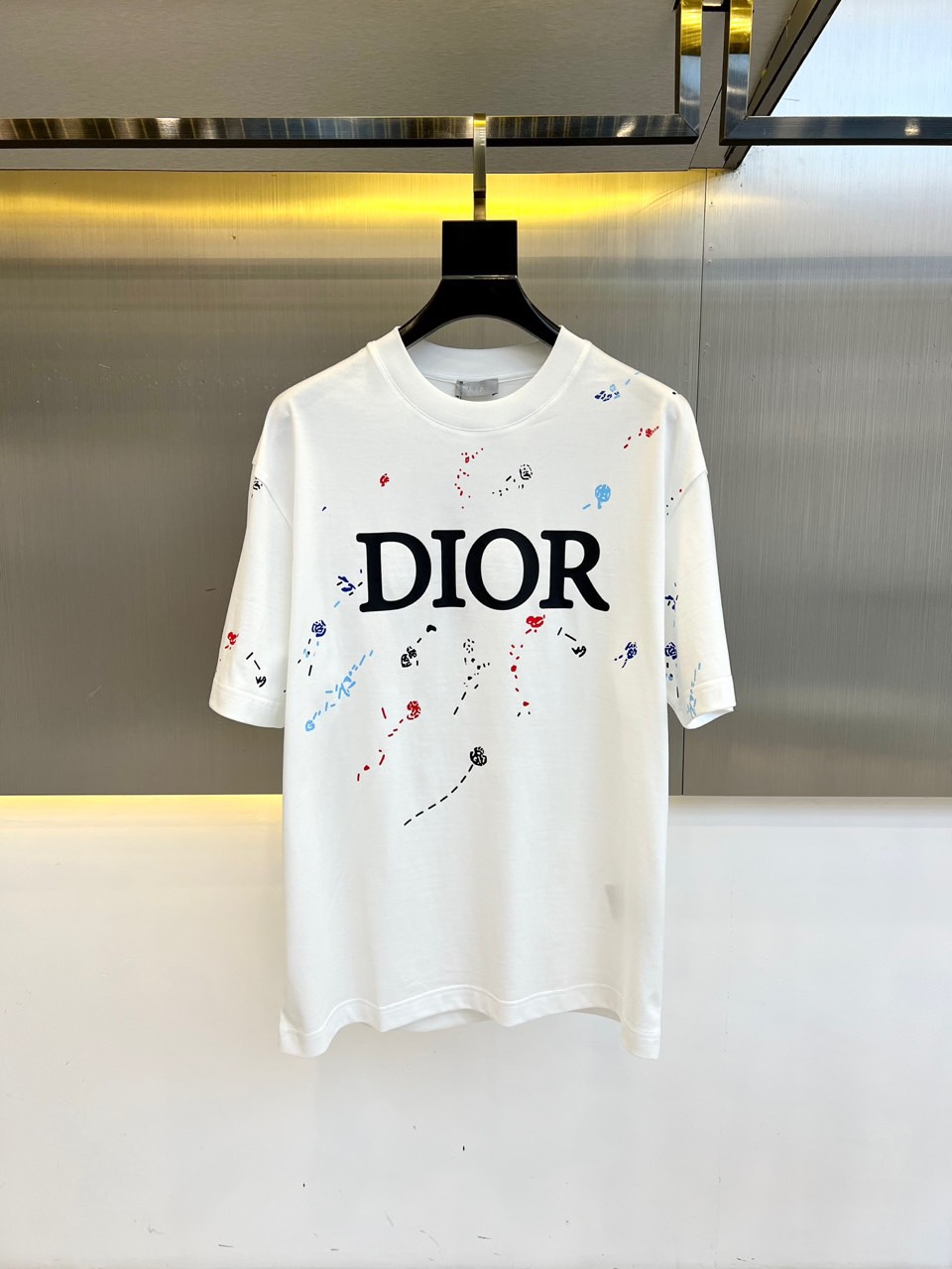 NO:424222,Dior and new spring and summer series are launched, a very fashionable and avant-garde short-sleeved T-shirt for men and women, with eye-catching logo patterns!  Different from the past, it declares the design concept that has been passed down for many years in the brand!  Its eye-catchingness is no less than any classic style, perfectly presenting the fashionable, high-end and luxurious feeling in front of the world!  Made of imported cotton materials, selected high-quality cotton fabrics, soft and soft to the touch, the real thing is definitely beyond your imagination, close to the body and breathable, even if you sweat profusely, you will not feel greasy or stuffy, and will bring sweating and moisture absorption to the extreme!  M-3XL (model 173, 143 catties upper body L size), dior, T-shirt, tees, t-shirt, alexander wang19860909Dior、春夏全新系列单品上线,非常时髦前卫的一款男女同款短袖T恤,醒目的logo图案修饰！区别于以往的不同,宣示品牌传承多年的设计理念！其吸睛度完全不亚于任何经典款式,将时髦高级感与奢华感完美呈现在世人眼前！客供进口全棉材质制成,精选优质棉面料,触感软糯亲肤细腻,实物到手绝对超乎你的想象,贴身无比舒适透气,即便是汗流浃背也不会有腻身及闷热感可言,将排汗吸湿性发挥到了极致！M-3XL（模特173,143斤上身L码）,,dior,T-shirt,tees，t-shirt,alexander wang,Men's clothing