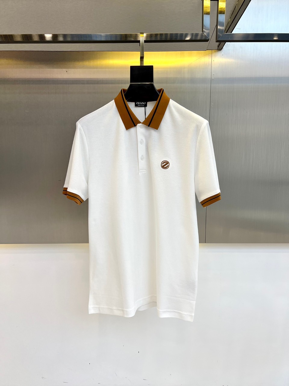 NO:420396,Zenia, 25 spring and summer fashion short-sleeved mercerated bead floor cotton POLO shirt!  Select high-end imported garment custom-woven bead floor fabrics, old-fashioned workshop garment process is fixed and dyed, extremely luxurious and special materials, all of which are superior in fabric attributes, merceration process, the fabric has extremely high gloss, delicate and natural mesh structure, perfect comfort and breathability, the touch experience is self-evident, and the ultimate luxury enjoyment!  The lapels are fashionable and age-reducing, and the upper body has excellent effect, both commuting and casual mixing. There is no age limit, which can interpret a super-style urban elite sense and is a fashionable item with a high degree of control!  48-56 (model 173, 143 catties upper body 50 sizes), zegna, T-shirt, alexander wang19860909杰尼亚、25春夏时装款短袖丝光珠地棉POLO衫！甄选高级进口成衣定织珠地面料,老牌工坊成衣工序定织定染,极为奢华特殊的材质,面料属性皆为上乘,丝光工艺处理,面料光泽度极高,网眼结构细腻自然,舒适性与透气性完美兼备,触感体验不言而喻,奢华极致享受！ 翻领时尚且减龄,上身效果出色,即通勤亦休闲混搭,无年龄层次限定,可以诠释出超具型格的都市精英感,属于驾驭度极高的时髦单品！ 48-56（模特173,143斤上身50码）,,zegna,T-shirt,alexander wang,Men's clothing