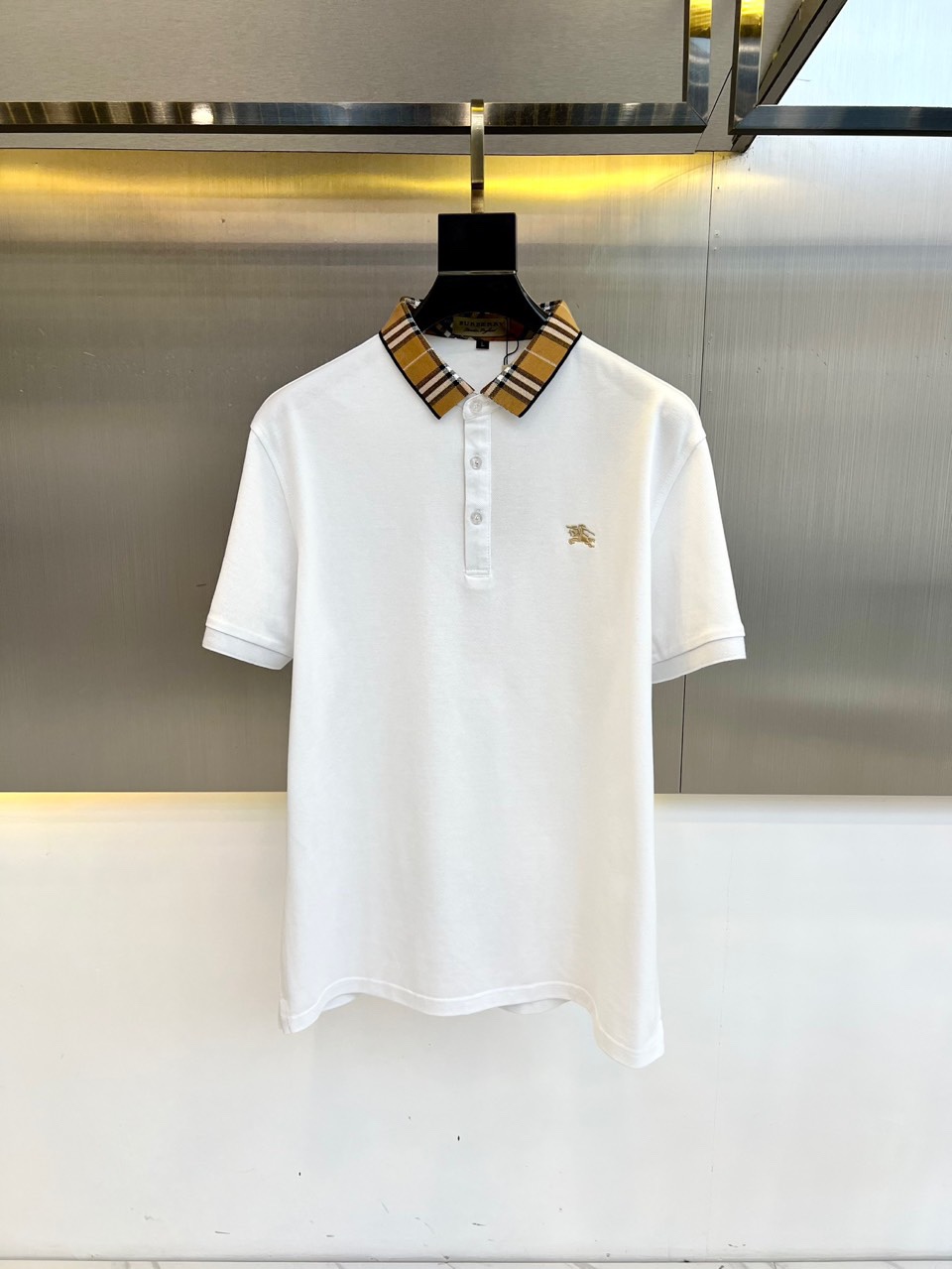 NO:420416,Burberry and new spring and summer products are on sale!  Men's summer lapel polo short-sleeved T-shirt, this style is a pearl mercerated cotton fabric, with breathable and comfortable design elements very beautiful, brand logo seiko embroidery, the best polo of the year is equipped with high-end pearl mercerated material, which ensures amazing comfort and breathability, and also ensures a good style and natural drooping. The details in each part are quite exquisite and outstanding, and the upper body is atmospheric and simple and not vulgar. Fashionable and versatile single product!  M-4XL (model 173, 143 catties upper body L size), burberry, burberry, T-shirt, tees, t-shirt, alexander wang19860909Bur巴宝莉、春夏新品发售！男士夏季翻领polo短袖t恤,此款为珠地丝光棉面料,透气舒适设计元素非常好看,品牌标识精工刺绣,年度最佳polo 配置了高端的珠地丝光材质打造,保证了惊人的舒适性跟透气性以外,更是保证了良好的版型跟自然的垂感,每一处的细节都是相当的精致跟不俗,上身大气简约又不俗气.时尚百搭单品！M-4XL（模特173,143斤上身L码）,,burberry,burberry,T-shirt,tees，t-shirt,alexander wang,Men's clothing