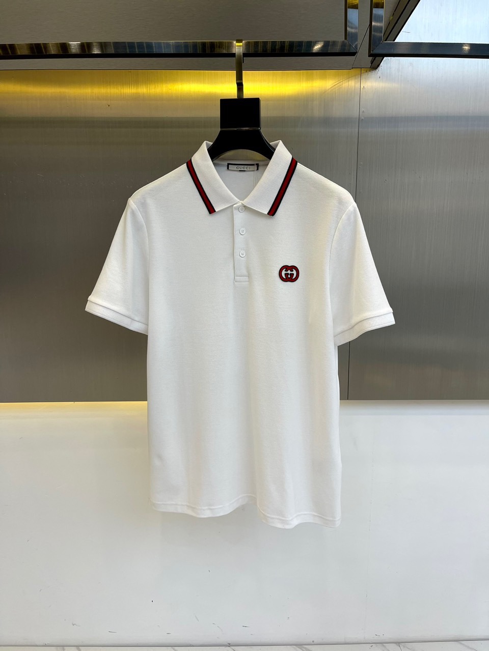 NO:420424,Gucci and s classic iconic logo embellishments, classic fashion lapels, short-sleeved Polo shirts, trading company channel orders, simple and elegant, fashionable and versatile, and the quality is even more unstriking!  The imported fixed-woven pure cotton bead mesh fabric is used, which is soft, straight, stylish, breathable and comfortable. The upper body has a good drooping feeling and is not easy to deform! It is even less likely to fade! A clean and refreshing foundation. The POLO shirt style is small and crisp pointed collar, and the armband design uses the three-dimensional craftsmanship of the brand logo, which perfectly combines leisure and business!  Fashionable and versatile!  M-4XL (model 173, 143 catties upper body L size), gucci, T-shirt, alexander wang19860909Gucci、s经典标志性Logo点缀元素 经典时尚翻领 Polo衫短袖 ,贸易公司渠道订单,简约大气,时尚百搭,品相更是无法挑剔！选用客供进口定织纯棉珠地网眼面料,柔软挺阔有型、透气舒适.上身垂感好,不易变形!更不易褪色!干净清爽的基础 POLO衫版型,小巧而挺括的尖领有型又时尚,袖标设计运用了品牌logo立体工艺,休闲与商务完美结合！时尚百搭！M-4XL（模特173,143斤上身L码）,,gucci,T-shirt,alexander wang,Men's clothing