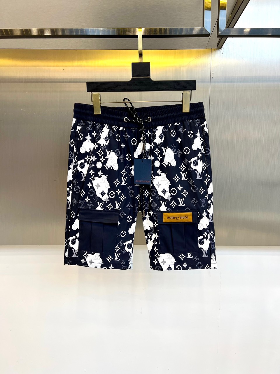 NO:420432,1v, ss new summer products are on sale, classic logo logos are fashionable and casual sports pinch pants/shorts!  Customized materials are selected for customers, which are flat and simple, skin-friendly and refreshing. The softness and comfort of the fabric are impeccable, with high recognition, and there will be no mistakes in the upper body. The matching performance is undoubtedly the waist design, elastic elastic waist circumference modification!  Each piece of high-end craftsmanship determines success or failure!  Very good quality and a fashionable item!  M-3XL (please report height, weight, waist circumference to place an order), shorts, alexander wang198609091v 、ss夏季新品发售,经典logo标识时尚休闲运动五分裤/短裤！甄选客供定制材质,平整简约,亲肤透爽.面料的柔软性舒适性也都是无可挑剔的,辨识度高,上身绝对不会出错,搭配性能更是毫无疑问,腰身设计松紧弹力腰围修饰！高端工艺每件决定成败！ 品质质感非常不错一款时尚单品！M-3XL（下单请报身高体重腰围）,,shorts,alexander wang,Men's clothing