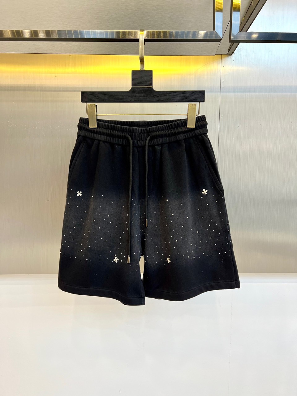 NO:420443,New summer products for Crowxin and SS are on sale, classic logos are fashionable and casual sports pinch pants/shorts!  Customized materials are selected for customers, which are flat and simple, skin-friendly and refreshing. The softness and comfort of the fabric are impeccable, with high recognition, and there will be no mistakes in the upper body. The matching performance is undoubtedly the waist design, elastic elastic waist circumference modification!  Each piece of high-end craftsmanship determines success or failure!  Very good quality and a fashionable item!  M-3XL (please report height, weight, waist circumference to place an order), chrome hearts, shorts, alexander wang19860909克罗心、ss夏季新品发售,经典logo标识时尚休闲运动五分裤/短裤！甄选客供定制材质,平整简约,亲肤透爽.面料的柔软性舒适性也都是无可挑剔的,辨识度高,上身绝对不会出错,搭配性能更是毫无疑问,腰身设计松紧弹力腰围修饰！高端工艺每件决定成败！ 品质质感非常不错一款时尚单品！M-3XL（下单请报身高体重腰围）,,chrome hearts,shorts,alexander wang,Men's clothing