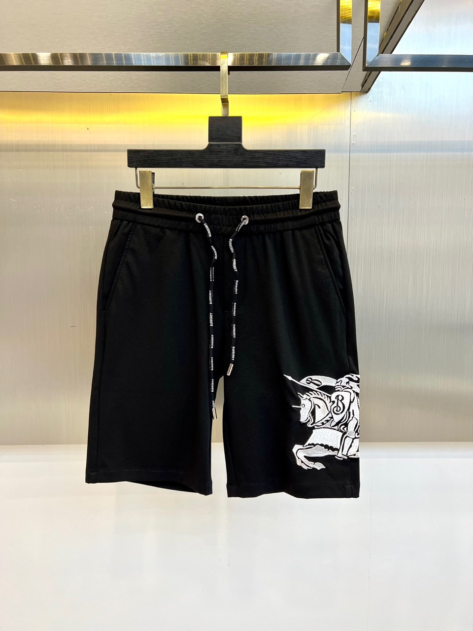 NO:420454,Burberry and SS summer new products are on sale, classic logo logos are fashionable and casual sports pinch pants/shorts!  Customized materials are selected for customers, which are flat and simple, skin-friendly and refreshing. The softness and comfort of the fabric are impeccable, with high recognition, and there will be no mistakes in the upper body. The matching performance is undoubtedly the waist design, elastic elastic waist circumference modification!  Each piece of high-end craftsmanship determines success or failure!  Very good quality and a fashionable item!  M-3XL (please report height, weight, waist circumference to place an order), burberry, shorts, alexander wang19860909巴宝莉、ss夏季新品发售,经典logo标识时尚休闲运动五分裤/短裤！甄选客供定制材质,平整简约,亲肤透爽.面料的柔软性舒适性也都是无可挑剔的,辨识度高,上身绝对不会出错,搭配性能更是毫无疑问,腰身设计松紧弹力腰围修饰！高端工艺每件决定成败！ 品质质感非常不错一款时尚单品！M-3XL（下单请报身高体重腰围）,,burberry,shorts,alexander wang,Men's clothing