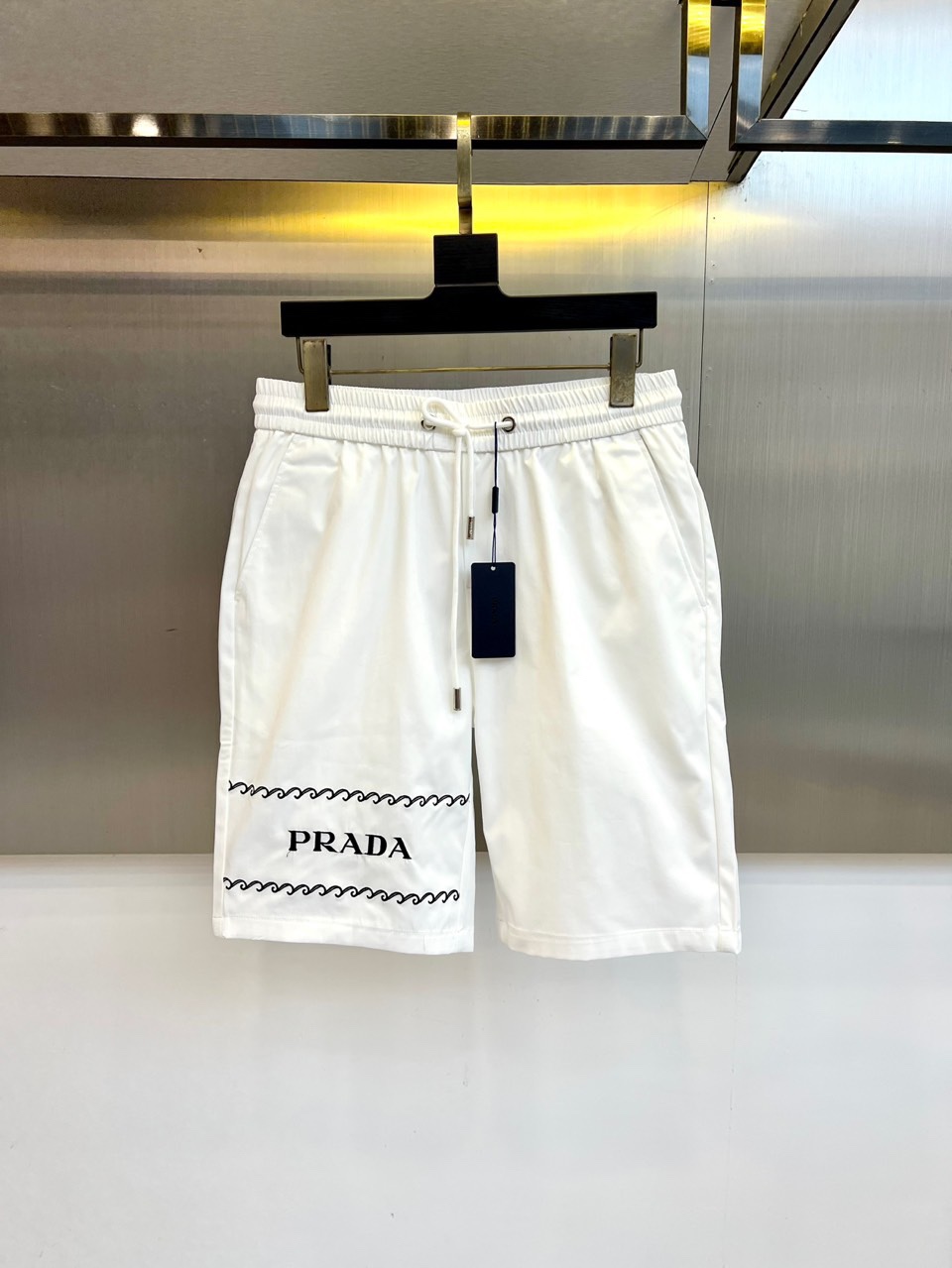 NO:420465,New summer products for Prada and SS are on sale, classic logos are fashionable and casual sports pinch pants/shorts!  Customized materials are selected for customers, which are flat and simple, skin-friendly and refreshing. The softness and comfort of the fabric are impeccable, with high recognition, and there will be no mistakes in the upper body. The matching performance is undoubtedly the waist design, elastic elastic waist circumference modification!  Each piece of high-end craftsmanship determines success or failure!  Very good quality and a fashionable item!  M-3XL (please report height, weight, waist circumference to place an order), prada, shorts, alexander wang19860909普拉达、ss夏季新品发售,经典logo标识时尚休闲运动五分裤/短裤！甄选客供定制材质,平整简约,亲肤透爽.面料的柔软性舒适性也都是无可挑剔的,辨识度高,上身绝对不会出错,搭配性能更是毫无疑问,腰身设计松紧弹力腰围修饰！高端工艺每件决定成败！ 品质质感非常不错一款时尚单品！M-3XL（下单请报身高体重腰围）,,prada,shorts,alexander wang,Men's clothing