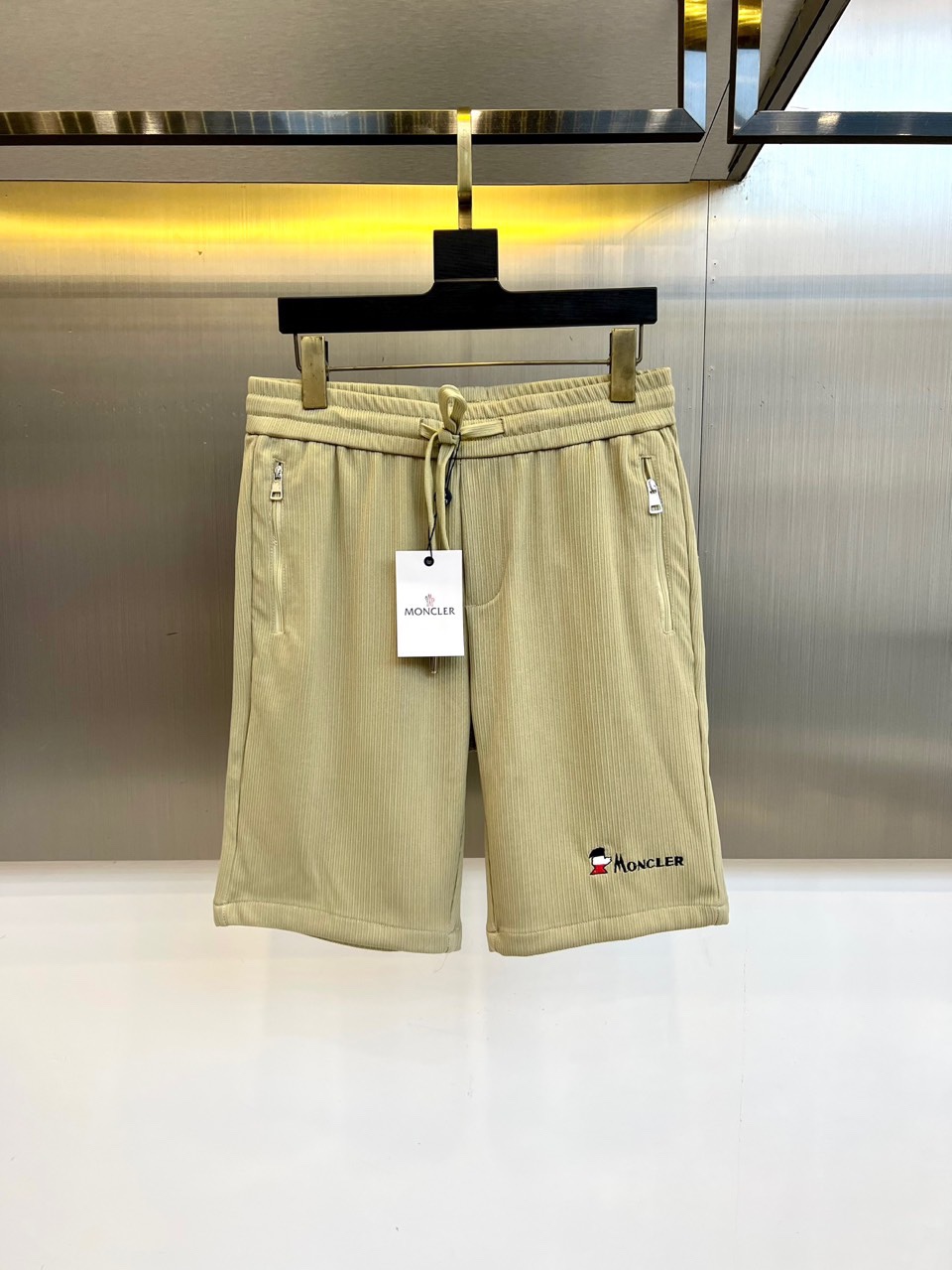 NO:420379,New summer products for cover and ss are on sale, classic logos are stylish and casual sports pinch pants/shorts!  Customized materials are selected for customers, which are flat and simple, skin-friendly and refreshing. The softness and comfort of the fabric are impeccable, with high recognition, and there will be no mistakes in the upper body. The matching performance is undoubtedly the waist design, elastic elastic waist circumference modification!  Each piece of high-end craftsmanship determines success or failure!  Very good quality and a fashionable item!  M-3XL (please report height, weight, waist circumference to place an order), Moncler, shorts, alexander wang19860909蒙口、ss夏季新品发售,经典logo标识时尚休闲运动五分裤/短裤！甄选客供定制材质,平整简约,亲肤透爽.面料的柔软性舒适性也都是无可挑剔的,辨识度高,上身绝对不会出错,搭配性能更是毫无疑问,腰身设计松紧弹力腰围修饰！高端工艺每件决定成败！ 品质质感非常不错一款时尚单品！M-3XL（下单请报身高体重腰围）,,Moncler,shorts,alexander wang,Men's clothing