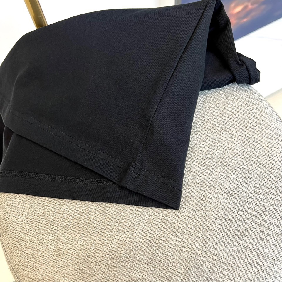 P105（顶级版本 区别通货）
2025 ARCTERYX/始祖鸟  夏季新款  重磅推出双纱纯棉面料短袖 春夏走秀款 个性独家款式 男女同款 采用进口定制定染面料 后领锁链底全包肩 过水不变形不缩水 春夏最新砖柜同步 时尚又个性 超级百搭好看款  男女都非常合适  人手必备款 春夏最新砖柜同步 时尚又个性 超级百搭好看款 春夏最新砖柜同步 时尚又个性 超级百搭好看款  男女都非常合适  人手必备款。
颜色：白色 黑色
码数：M-3XL（下单请报身高体重）