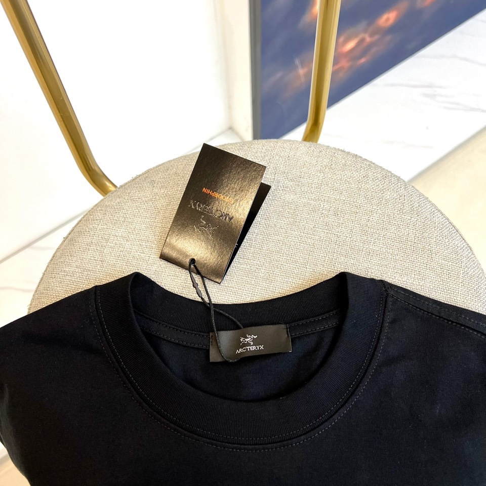 P105（顶级版本 区别通货）
2025 ARCTERYX/始祖鸟  夏季新款  重磅推出双纱纯棉面料短袖 春夏走秀款 个性独家款式 男女同款 采用进口定制定染面料 后领锁链底全包肩 过水不变形不缩水 春夏最新砖柜同步 时尚又个性 超级百搭好看款  男女都非常合适  人手必备款 春夏最新砖柜同步 时尚又个性 超级百搭好看款 春夏最新砖柜同步 时尚又个性 超级百搭好看款  男女都非常合适  人手必备款。
颜色：白色 黑色
码数：M-3XL（下单请报身高体重）