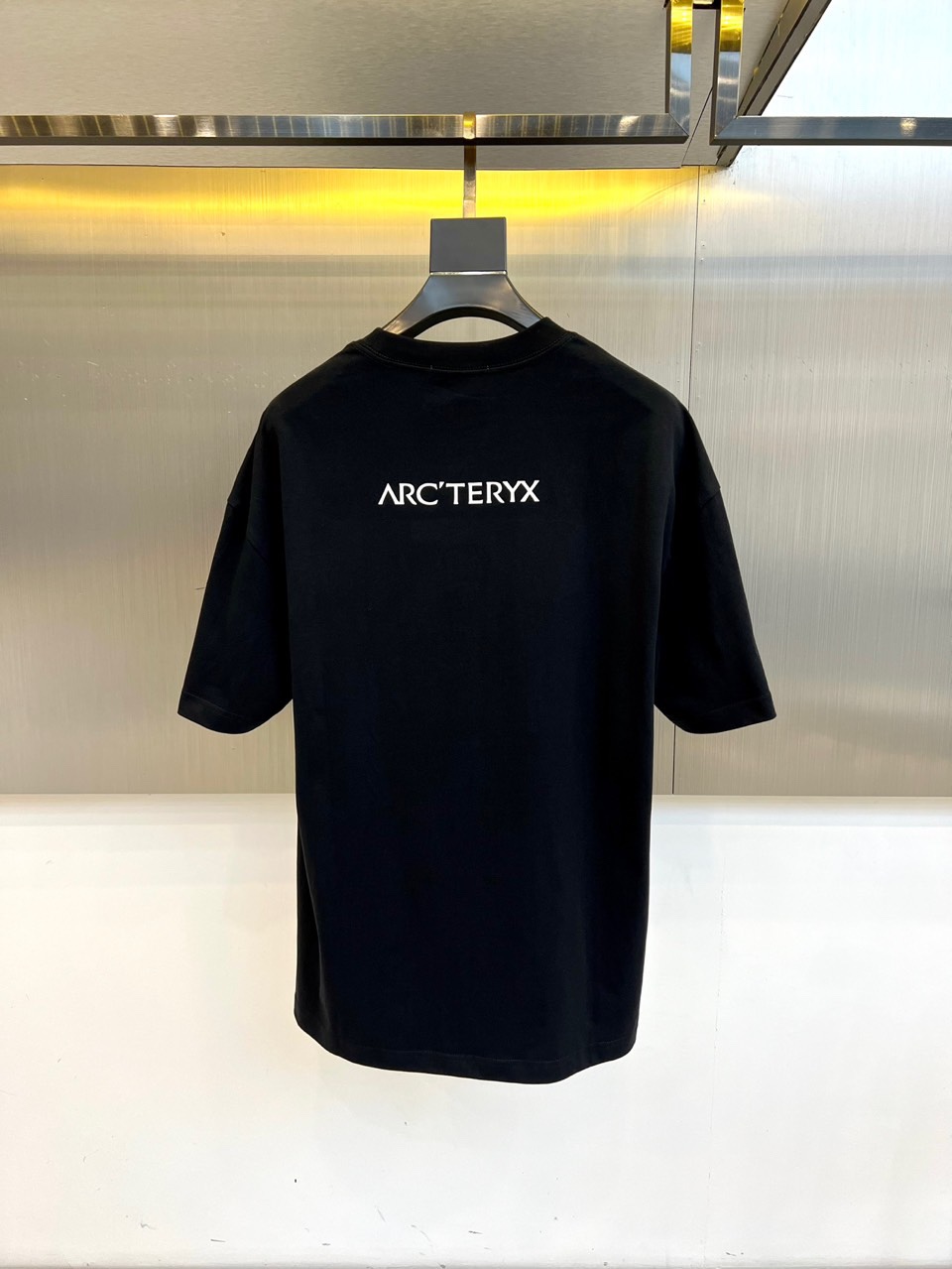 P105（顶级版本 区别通货）
2025 ARCTERYX/始祖鸟  夏季新款  重磅推出双纱纯棉面料短袖 春夏走秀款 个性独家款式 男女同款 采用进口定制定染面料 后领锁链底全包肩 过水不变形不缩水 春夏最新砖柜同步 时尚又个性 超级百搭好看款  男女都非常合适  人手必备款 春夏最新砖柜同步 时尚又个性 超级百搭好看款 春夏最新砖柜同步 时尚又个性 超级百搭好看款  男女都非常合适  人手必备款。
颜色：白色 黑色
码数：M-3XL（下单请报身高体重）