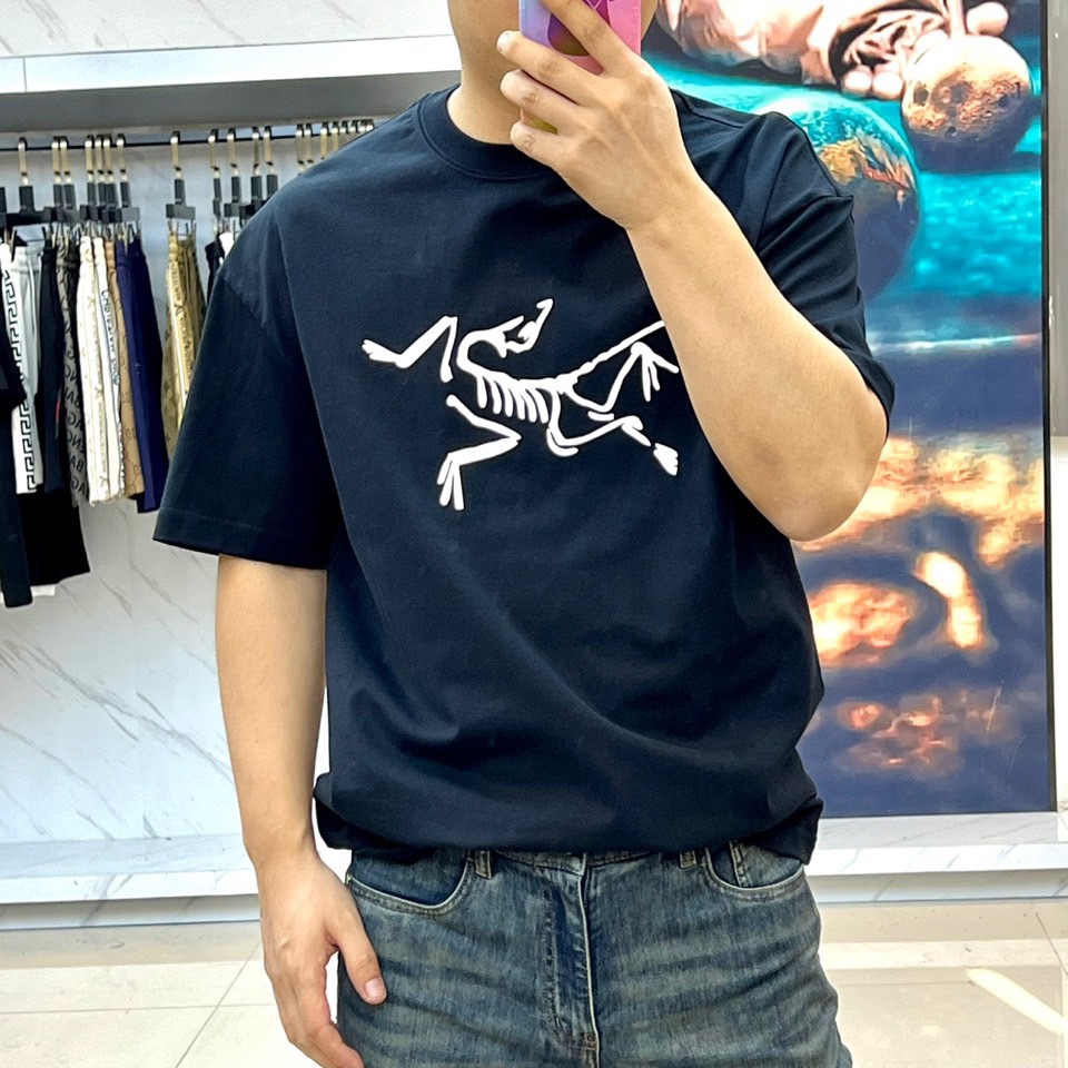 P105（顶级版本 区别通货）
2025 ARCTERYX/始祖鸟  夏季新款  重磅推出双纱纯棉面料短袖 春夏走秀款 个性独家款式 男女同款 采用进口定制定染面料 后领锁链底全包肩 过水不变形不缩水 春夏最新砖柜同步 时尚又个性 超级百搭好看款  男女都非常合适  人手必备款 春夏最新砖柜同步 时尚又个性 超级百搭好看款 春夏最新砖柜同步 时尚又个性 超级百搭好看款  男女都非常合适  人手必备款。
颜色：白色 黑色
码数：M-3XL（下单请报身高体重）