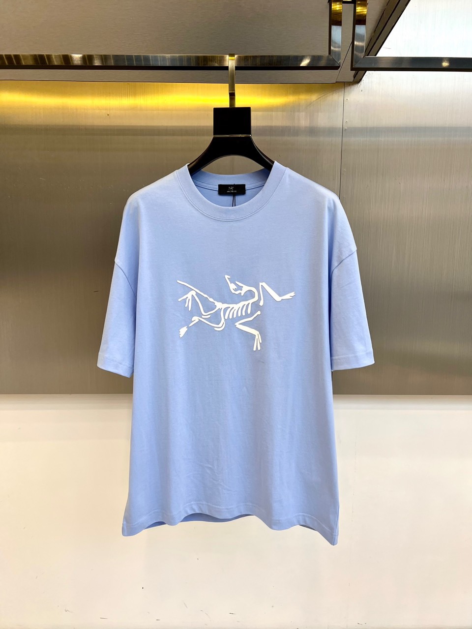 NO:482279,Archaeopteryx, 2025 spring and summer men's new round neck short-sleeved T-shirt. Imported fixed-woven fabric is pure cotton, the fabric feels silky and soft, breathable and skin-friendly, and it is extremely comfortable to wear, and the overall texture is quite high!  The iconic logo on the body and chest is complete with three standards and carefully crafted. It is simple, fashionable and classic, and it is eye-catching, with great recognition and class!  The regular casual style cutting design makes it easy to make you look slim and taller!  48-54 (model 173, 143 catties upper body 48 sizes) (a size larger), arc'teryx, T-shirt, tees, t-shirt, alexander wang19860909始祖鸟、2025春夏男士新款圆领短袖T恤.进口定织面料纯棉、面料手感丝滑柔软,透气亲肤性极佳,着身无比的舒适,整体质感相当之高！衣身胸前标志性Logo,三标齐全、重工艺精心打造,简约时尚经典让人眼前一亮,极具辨识度与档次感！常规的休闲版型裁剪设计,轻松凹出显瘦显高身型！48-54（模特173,143斤上身48码）（偏大一码）,arc'teryx,T-shirt,tees，t-shirt,alexander wang,Men's clothing