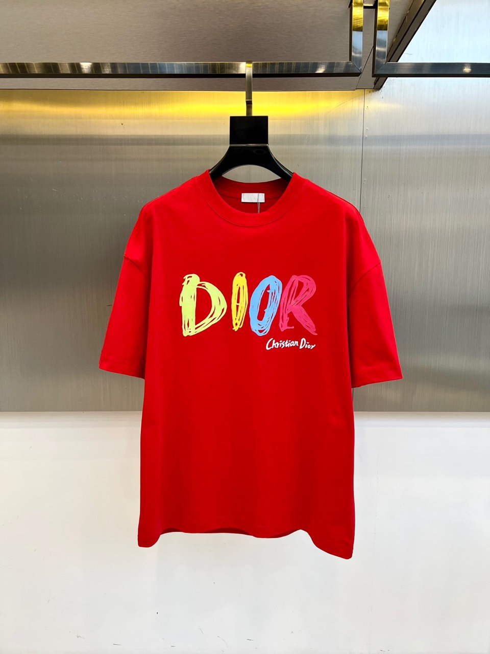 NO:482276,Dior, 2025 spring and summer men's new round neck short-sleeved T-shirt. Imported fixed fabric is pure cotton, the fabric feels silky and soft, breathable and skin-friendly, and it is extremely comfortable to wear, and the overall texture is quite high!  The iconic logo on the body and chest is complete with three standards and carefully crafted. It is simple, fashionable and classic, and it is eye-catching, with great recognition and class!  The regular casual style cutting design makes it easy to make you look slim and taller!  48-54 (model 173, 143 catties upper body 48 sizes) (a size larger), dior, T-shirt, tees, t-shirt, alexander wang19860909Dior、2025春夏男士新款圆领短袖T恤.进口定织面料纯棉、面料手感丝滑柔软,透气亲肤性极佳,着身无比的舒适,整体质感相当之高！衣身胸前标志性Logo,三标齐全、重工艺精心打造,简约时尚经典让人眼前一亮,极具辨识度与档次感！常规的休闲版型裁剪设计,轻松凹出显瘦显高身型！48-54（模特173,143斤上身48码）（偏大一码）,,dior,T-shirt,tees，t-shirt,alexander wang,Men's clothing