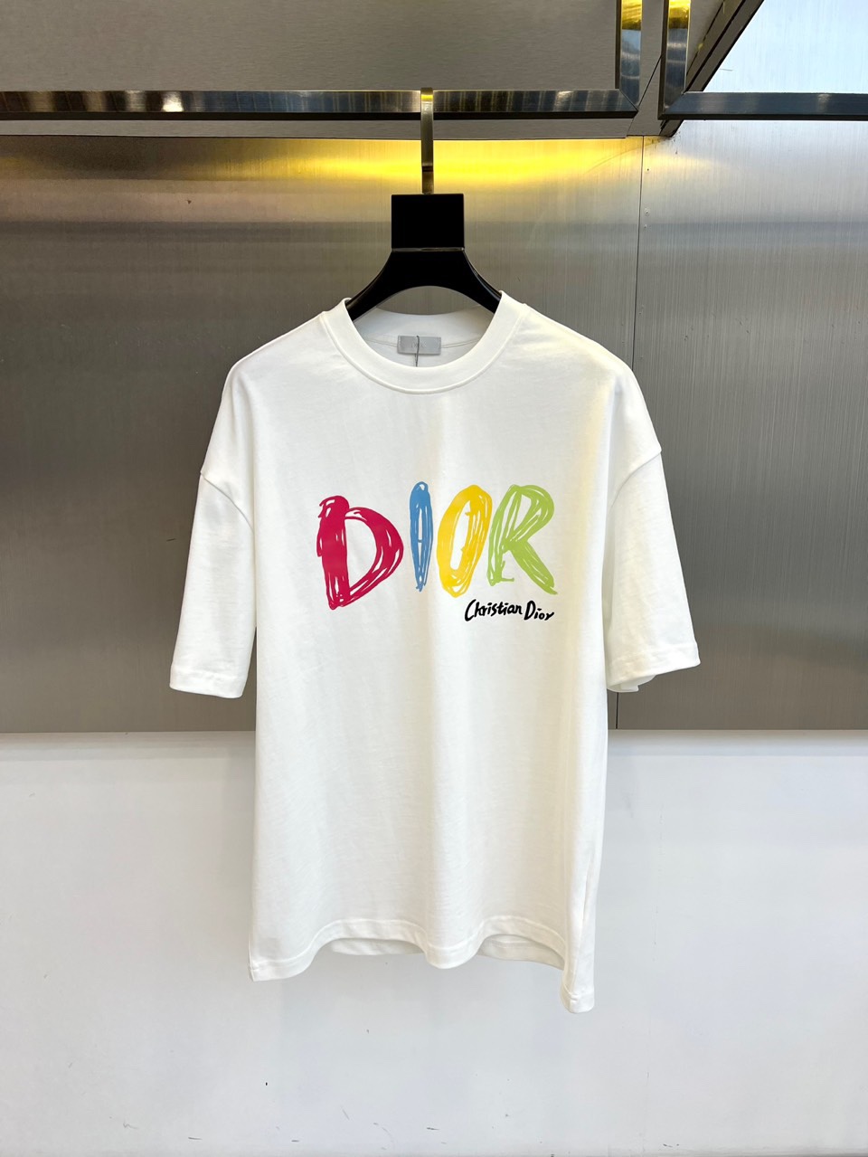 NO:420407,Dior, a new round neck short-sleeved T-shirt for men for spring and summer. Imported fixed fabric is pure cotton, the fabric feels silky and soft, breathable and skin-friendly, and it is extremely comfortable to wear, and the overall texture is quite high!  The iconic logo on the body and chest is complete with three standards and carefully crafted. It is simple, fashionable and classic, and it is eye-catching, with great recognition and class!  The regular casual style cutting design makes it easy to make you look slim and taller!  48-54 (model 173, 143 catties upper body 48 sizes) (a size larger), dior, T-shirt, tees, t-shirt, alexander wang19860909Dior、春夏男士新款圆领短袖T恤.进口定织面料纯棉、面料手感丝滑柔软,透气亲肤性极佳,着身无比的舒适,整体质感相当之高！衣身胸前标志性Logo,三标齐全、重工艺精心打造,简约时尚经典让人眼前一亮,极具辨识度与档次感！常规的休闲版型裁剪设计,轻松凹出显瘦显高身型！48-54（模特173,143斤上身48码）（偏大一码）,,dior,T-shirt,tees，t-shirt,alexander wang,Men's clothing