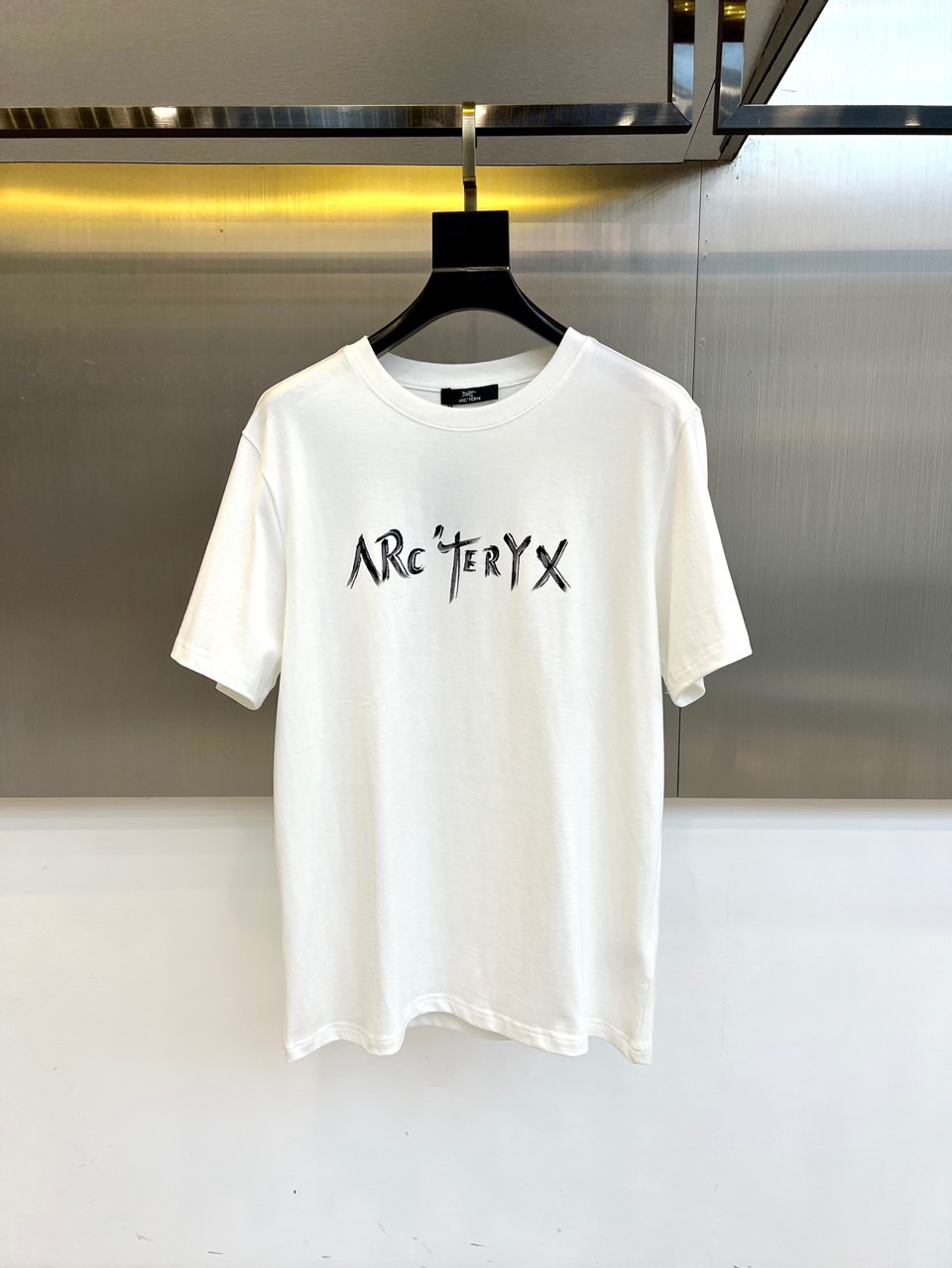 NO:420417,Arcteryx, a new round neck short-sleeved T-shirt for spring and summer men. Imported fixed fabric is pure cotton, the fabric feels silky and soft, breathable and skin-friendly, and it is extremely comfortable to wear, and the overall texture is quite high!  The iconic logo on the body and chest is complete with three standards and carefully crafted. It is simple, fashionable and classic, and it is eye-catching, with great recognition and class!  The regular casual style cutting design makes it easy to make you look slim and taller!  48-54 (model 173, 143 catties upper body 48 sizes) (a size larger), arc'teryx, T-shirt, tees, t-shirt, alexander wang19860909Arcteryx 始祖鸟、春夏男士新款圆领短袖T恤.进口定织面料纯棉、面料手感丝滑柔软,透气亲肤性极佳,着身无比的舒适,整体质感相当之高！衣身胸前标志性Logo,三标齐全、重工艺精心打造,简约时尚经典让人眼前一亮,极具辨识度与档次感！常规的休闲版型裁剪设计,轻松凹出显瘦显高身型！48-54（模特173,143斤上身48码）（偏大一码）,arc'teryx,T-shirt,tees，t-shirt,alexander wang,Men's clothing