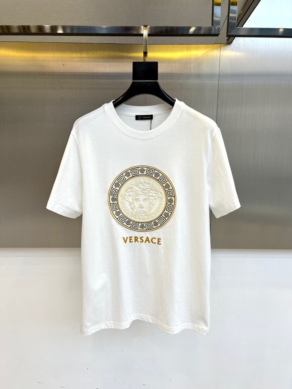 NO:424193,Versace and the new round neck short-sleeved T-shirt for spring and summer men. Imported fixed-woven fabric is pure cotton, the fabric feels silky and soft, breathable and skin-friendly, and it is extremely comfortable to wear, and the overall texture is quite high!  The iconic logo on the body and chest is complete with three standards and carefully crafted. It is simple, fashionable and classic, and it is eye-catching, with great recognition and class!  The regular casual style cutting design makes it easy to make you look slim and taller!  48-54 (model 173, 143 catties upper body 48 sizes) (a size larger), versace, T-shirt, tees, t-shirt, alexander wang19860909范思哲、春夏男士新款圆领短袖T恤.进口定织面料纯棉、面料手感丝滑柔软,透气亲肤性极佳,着身无比的舒适,整体质感相当之高！衣身胸前标志性Logo,三标齐全、重工艺精心打造,简约时尚经典让人眼前一亮,极具辨识度与档次感！常规的休闲版型裁剪设计,轻松凹出显瘦显高身型！48-54（模特173,143斤上身48码）（偏大一码）,,versace,T-shirt,tees，t-shirt,alexander wang,Men's clothing