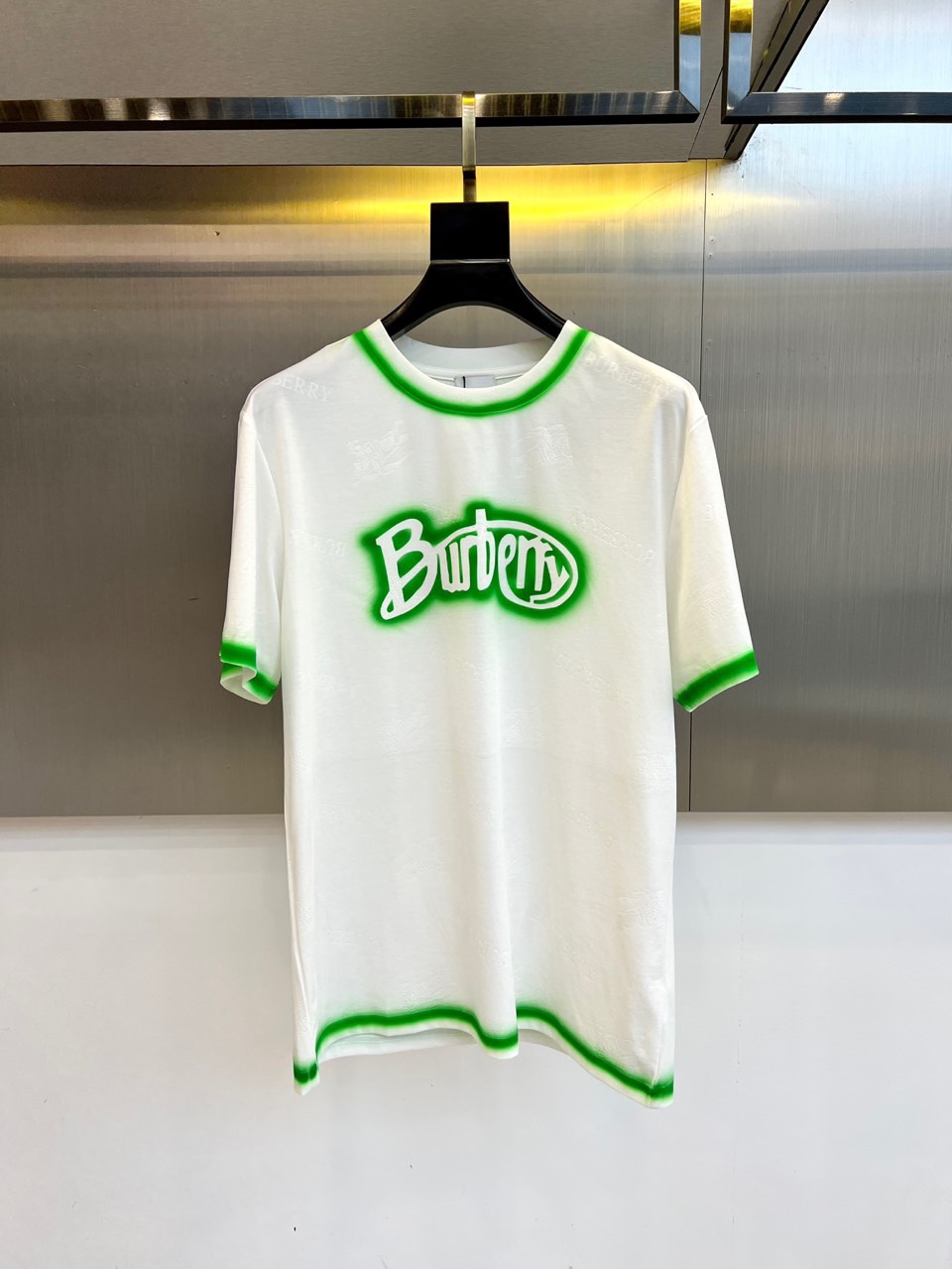 NO:424203,Burberry and spring and summer men's new round neck short-sleeved T-shirt. Imported fixed fabric is pure cotton, the fabric feels silky and soft, breathable and skin-friendly, and it is extremely comfortable to wear, and the overall texture is quite high!  The iconic logo on the body and chest is complete with three standards and carefully crafted. It is simple, fashionable and classic, and it is eye-catching, with great recognition and class!  The regular casual style cutting design makes it easy to make you look slim and taller!  48-54 (model 173, 143 catties upper body 48 sizes) (a size larger), burberry, T-shirt, tees, t-shirt, alexander wang19860909巴宝莉、春夏男士新款圆领短袖T恤.进口定织面料纯棉、面料手感丝滑柔软,透气亲肤性极佳,着身无比的舒适,整体质感相当之高！衣身胸前标志性Logo,三标齐全、重工艺精心打造,简约时尚经典让人眼前一亮,极具辨识度与档次感！常规的休闲版型裁剪设计,轻松凹出显瘦显高身型！48-54（模特173,143斤上身48码）（偏大一码）,,burberry,T-shirt,tees，t-shirt,alexander wang,Men's clothing