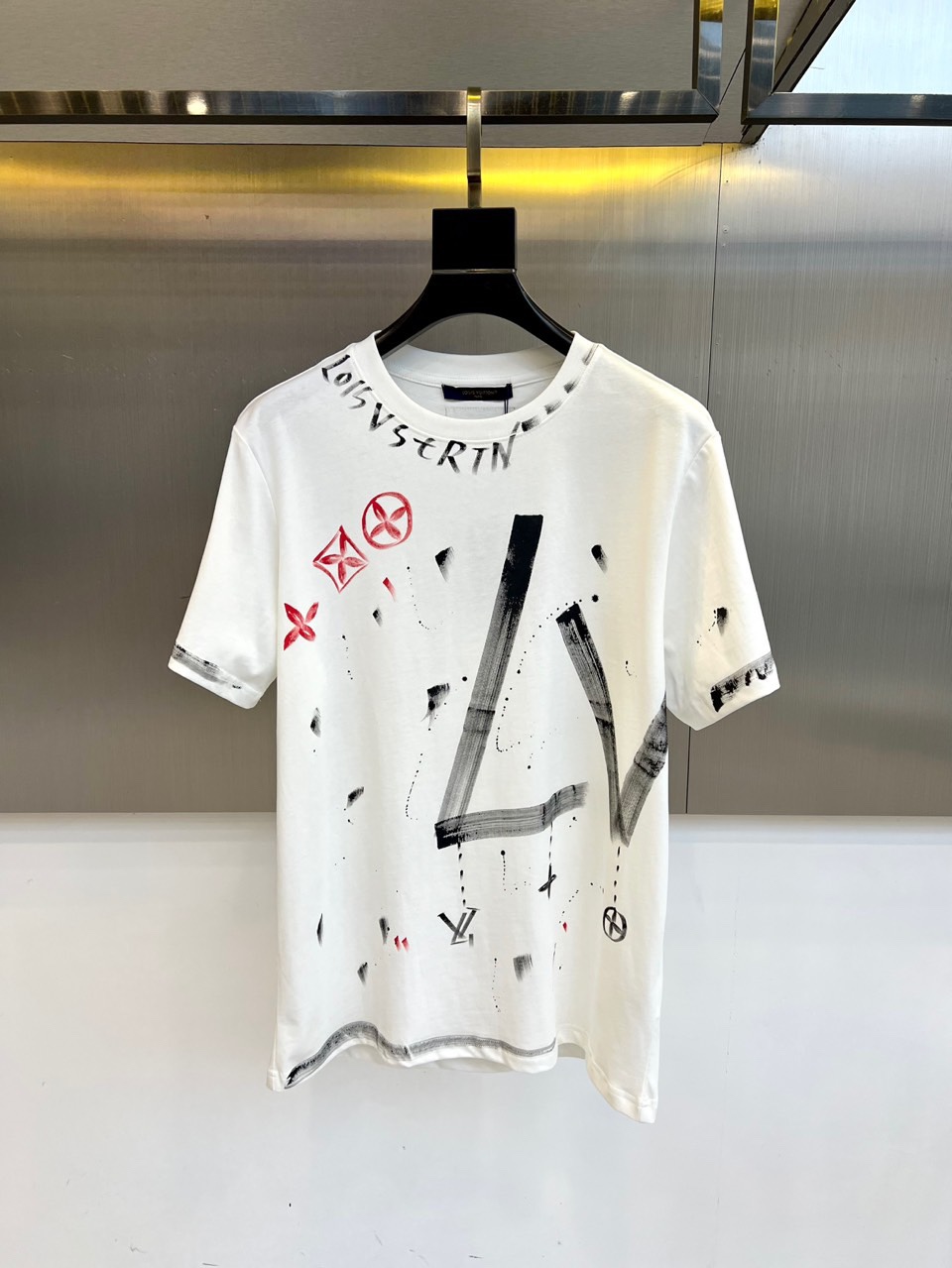 NO:420426,1v. New round neck short-sleeved T-shirt for men for spring and summer. Imported fixed fabric is pure cotton, the fabric feels silky and soft, breathable and skin-friendly, and is extremely comfortable to wear, and the overall texture is quite high!  The iconic logo on the body and chest is complete with three standards and carefully crafted. It is simple, fashionable and classic, and it is eye-catching, with great recognition and class!  The regular casual style cutting design makes it easy to make you look slim and taller!  S-2XL (model 173, 143 catties upper body M size), T-shirt,tees, t-shirt,alexander wang198609091v、春夏男士新款圆领短袖T恤.进口定织面料纯棉、面料手感丝滑柔软,透气亲肤性极佳,着身无比的舒适,整体质感相当之高！衣身胸前标志性Logo,三标齐全、重工艺精心打造,简约时尚经典让人眼前一亮,极具辨识度与档次感！常规的休闲版型裁剪设计,轻松凹出显瘦显高身型！S-2XL（模特173,143斤上身M码）,,T-shirt,tees，t-shirt,alexander wang,Men's clothing