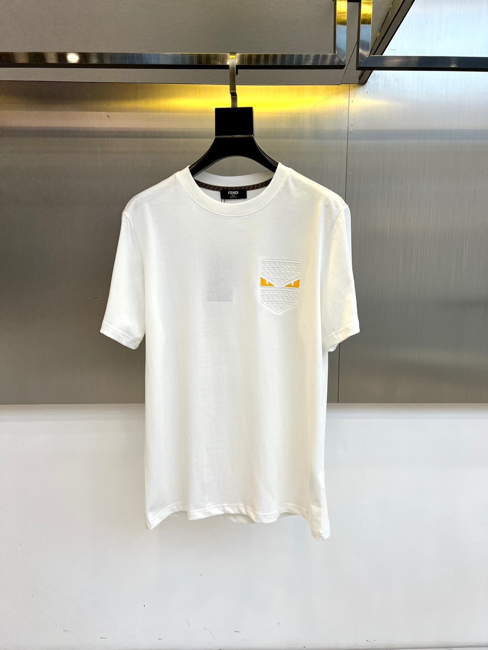 NO:423978,Fendi and the new round neck short-sleeved T-shirt for men for spring and summer. Imported fixed fabric is pure cotton, the fabric feels silky and soft, breathable and skin-friendly, and it is extremely comfortable to wear, and the overall texture is quite high!  The iconic logo on the body and chest is complete with three standards and carefully crafted. It is simple, fashionable and classic, and it is eye-catching, with great recognition and class!  The regular casual style cutting design makes it easy to make you look slim and taller!  S-2XL (model 173, 143 catties upper body M size), fendi, T-shirt, tees, t-shirt, alexander wang19860909芬迪、春夏男士新款圆领短袖T恤.进口定织面料纯棉、面料手感丝滑柔软,透气亲肤性极佳,着身无比的舒适,整体质感相当之高！衣身胸前标志性Logo,三标齐全、重工艺精心打造,简约时尚经典让人眼前一亮,极具辨识度与档次感！常规的休闲版型裁剪设计,轻松凹出显瘦显高身型！S-2XL（模特173,143斤上身M码）,,fendi,T-shirt,tees，t-shirt,alexander wang,Men's clothing