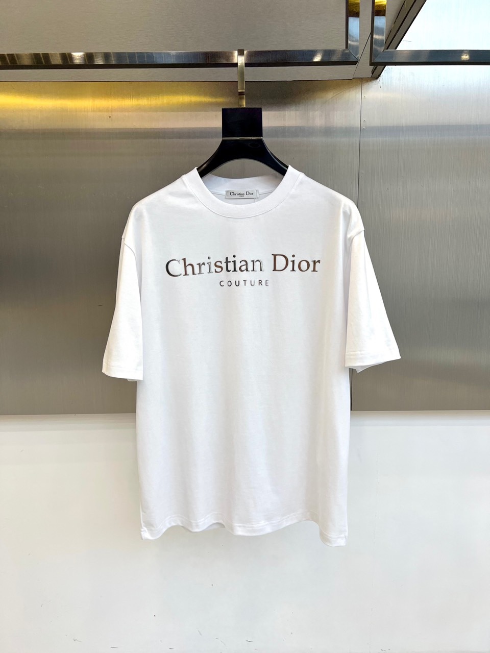 NO:423991,Dior Spring and Summer Men's new round neck short-sleeved T-shirt. Imported fixed fabric is pure cotton, the fabric feels silky and soft, breathable and skin-friendly, and it is extremely comfortable to wear, and the overall texture is quite high!  The iconic logo on the body and chest is complete with three standards and carefully crafted. It is simple, fashionable and classic, and it is eye-catching, with great recognition and class!  The regular casual style cutting design makes it easy to make you look slim and taller!  48-56 (model 173, 143 catties upper body 50 sizes), Dior, T-shirt, tees, t-shirt, alexander wang19860909Dior春夏男士新款圆领短袖T恤.进口定织面料纯棉、面料手感丝滑柔软,透气亲肤性极佳,着身无比的舒适,整体质感相当之高！衣身胸前标志性Logo,三标齐全、重工艺精心打造,简约时尚经典让人眼前一亮,极具辨识度与档次感！常规的休闲版型裁剪设计,轻松凹出显瘦显高身型！48-56（模特173,143斤上身50码）,,dior,T-shirt,tees，t-shirt,alexander wang,Men's clothing