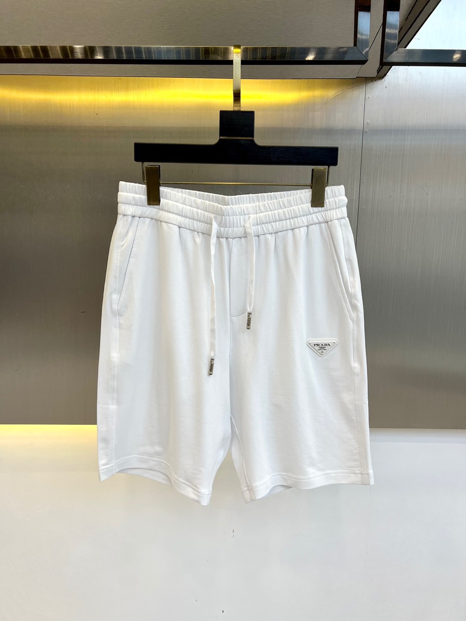 NO:424003,Prada and SS summer new products are available for shorts!  The imported high-density knitted pure cotton material is smooth and simple, skin-friendly and refreshing. The softness and comfort of the fabric are impeccable, with high recognition, and there will be no mistakes in the upper body. The matching performance is undoubtedly the waist design, elastic elastic waist circumference modification!  Each piece of high-end craftsmanship determines success or failure!  Very good quality and a fashionable item!  M-3XL (order information height weight waist circumference), prada, shorts, alexander wang19860909普拉达、ss夏季新品发售短裤！甄选客供进口高密针织纯棉材质,平整简约,亲肤透爽.面料的柔软性舒适性也都是无可挑剔的,辨识度高,上身绝对不会出错,搭配性能更是毫无疑问,腰身设计松紧弹力腰围修饰！高端工艺每件决定成败！ 品质质感非常不错一款时尚单品！M-3XL（下单情报身高体重腰围）,,prada,shorts,alexander wang,Men's clothing