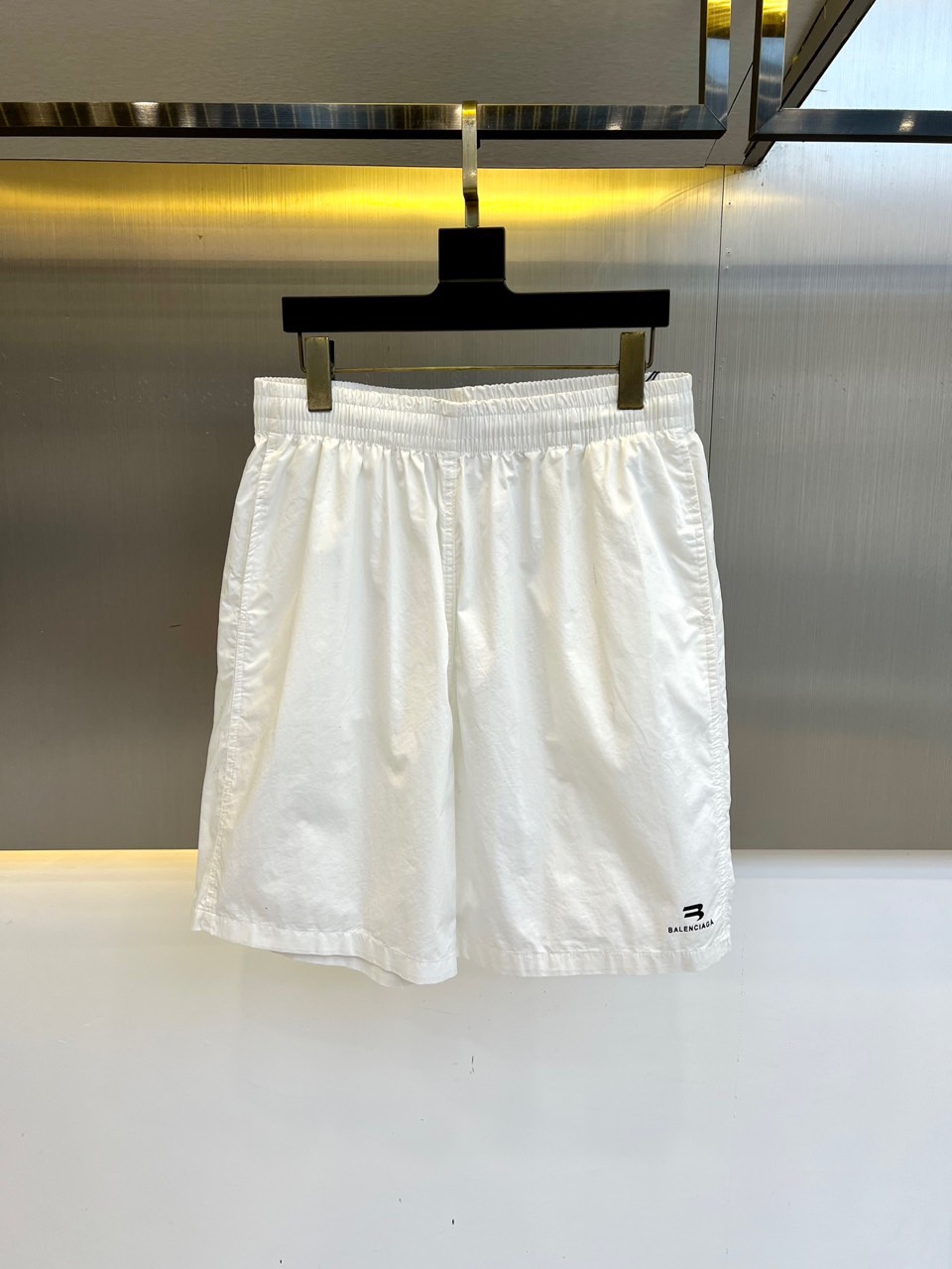 NO:424014,Balenciaga, (high-end shorts) ss summer new product is available, classic logo logo designs fashionable casual sports pinch pants/shorts!  The imported high-density knitted pure cotton material is smooth and simple, skin-friendly and refreshing. The softness and comfort of the fabric are impeccable, with high recognition, and there will be no mistakes in the upper body. The matching performance is undoubtedly the waist design, elastic elastic waist circumference modification!  Each piece of high-end craftsmanship determines success or failure!  Very good quality and a fashionable item!  M-4XL (please report height, weight, waist circumference to place an order), balenciaga, shorts, alexander wang19860909巴黎世家、（高端短裤） ss夏季新品发售,经典logo标识时尚休闲运动五分裤/短裤！甄选客供进口高密针织纯棉材质,平整简约,亲肤透爽.面料的柔软性舒适性也都是无可挑剔的,辨识度高,上身绝对不会出错,搭配性能更是毫无疑问,腰身设计松紧弹力腰围修饰！高端工艺每件决定成败！ 品质质感非常不错一款时尚单品！M-4XL（下单请报身高体重腰围）,,balenciaga,shorts,alexander wang,Men's clothing
