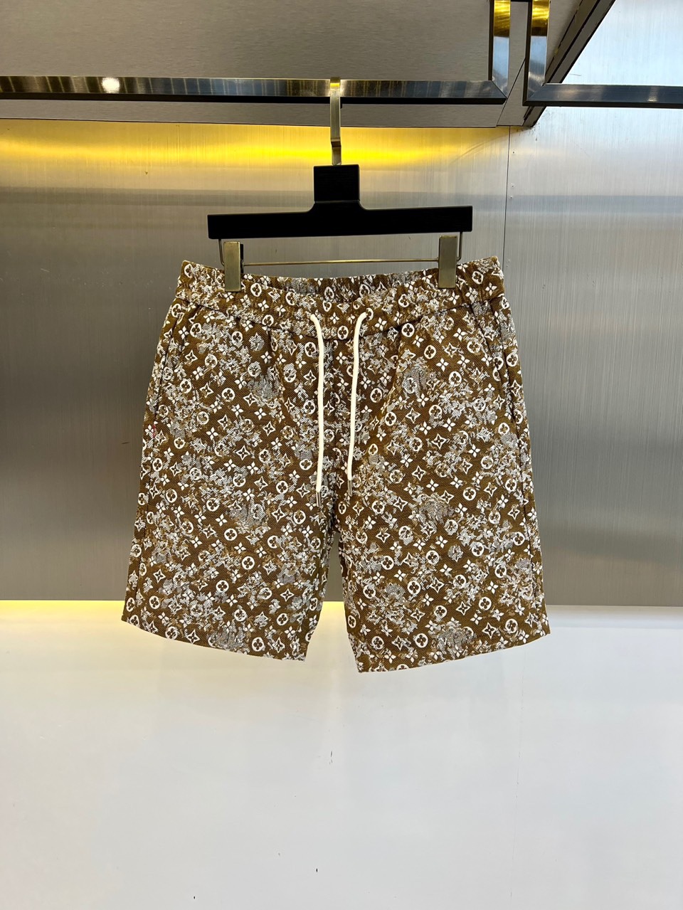 NO:424036,1v. Spring and summer new logo casual denim shorts are another masterpiece that makes people shine!  Panoramic presbyopia logo pattern wash and mark decoration!  You can immediately feel its uniqueness when worn on the body, with a strong brand style and a relaxed look that will make you the highlight of the public!  Just because I was planted at a glance, I had to use materials, handicrafts, design and other production processes to the extreme, and imported pure cotton fabrics!  Full cotton!  The texture of this model is quite touching, the specifications and grades are known with tentacles. The degree of delicateness and breathability are top-notch!  48-56 (please report height and weight by placing an order), shorts, alexander wang198609091v、春夏新品logo休闲牛仔短裤,又是一件让人眼前一亮的佳作！全景老花logo图案洗水印花修饰！穿上身马上就能感受到它的与众不同,品牌风格浓烈,轻松的能让你变成大众亮点！只因为一眼就被种草,喜欢就要任性用料、手工、 设计等各方面的制作工序都是做到了极致,百分百进口纯棉的面料！棉质饱满！此款的质感相当感人 触手便知规格档次 细腻程度与透气效果堪称顶级！48-56（下单请报身高体重）,,shorts,alexander wang,Men's clothing