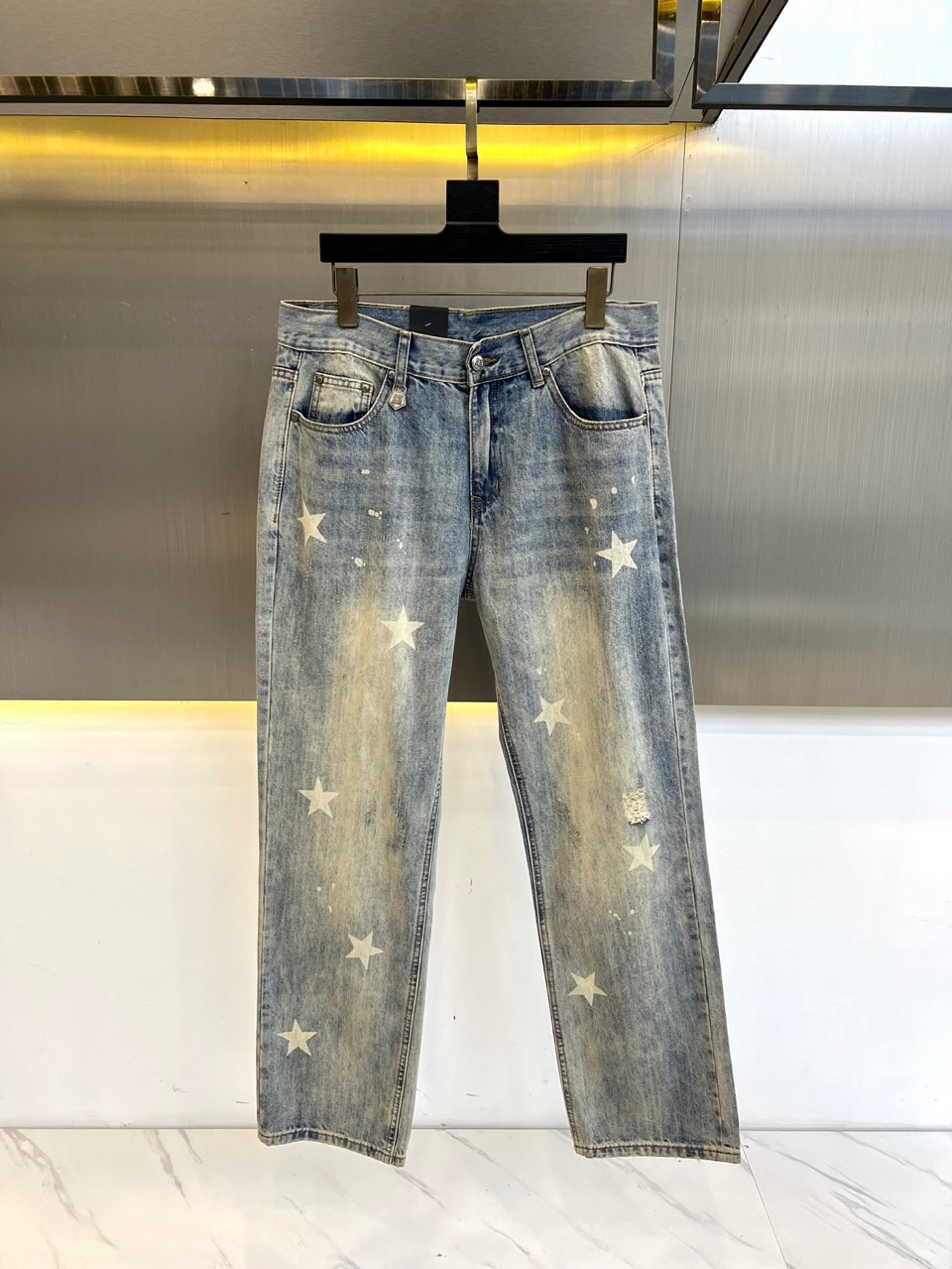 NO:423939,Givenchy and FW spring and summer classic new fashionable elastic wide-leg jeans, a pair of pants with a very beautiful aesthetic tone, dominated by fabric and quality, continuing the essence of normal design, label elements are perfectly embedded, and the brand letters at the back pocket are quite design-like. It is selected to use imported 98 cotton 2 spandex blended denim jeans to create. The fabric has a clear three-dimensional twill texture, which is quite high-end and standard. Customized matte silver hardware buttons, classic metal nameplate logo on the back pocket, and the rear pocket logo decoration. The texture of the hardware accessories is also unscrupulous. You can easily get the high-end style of the big brand, and the sense of details is quite in place!  Easily create a handsome street dress template, an indispensable matching tool in men's wardrobe!  28-38 (please report height, weight, waist circumference) This product is thicker and suitable for wearing in spring and autumn, and can be worn in cloudy summer., givennchy, jeans, alexander wang19860909纪梵希、FW春夏经典新款时尚弹力宽腿牛仔裤,极具P家美学基调的一款裤子,以面料和品质为主导,延续了常态化的设计精髓,标签化元素完美嵌入,后袋处的品牌字母颇具设计感,甄选客供进口98棉2氨纶混纺丹宁牛仔面料打造而成,面料表面清晰立体的斜纹肌理,相当的高级有规格感,客供定制哑光亮银色五金纽扣,与后幅口袋上经典金属铭牌标识,后兜Logo装饰,其五金辅料的质感同样无法挑剔,轻松就能Get到大牌的高奢格调,细节感相当到位！轻松打造街头帅气着装范本,男士衣橱里不可缺少的搭配神器！28-38（下单请报身高体重腰围）本品偏厚、适合春秋两季穿、夏季阴天可穿.,,givenchy,jeans,alexander wang,Men's clothing