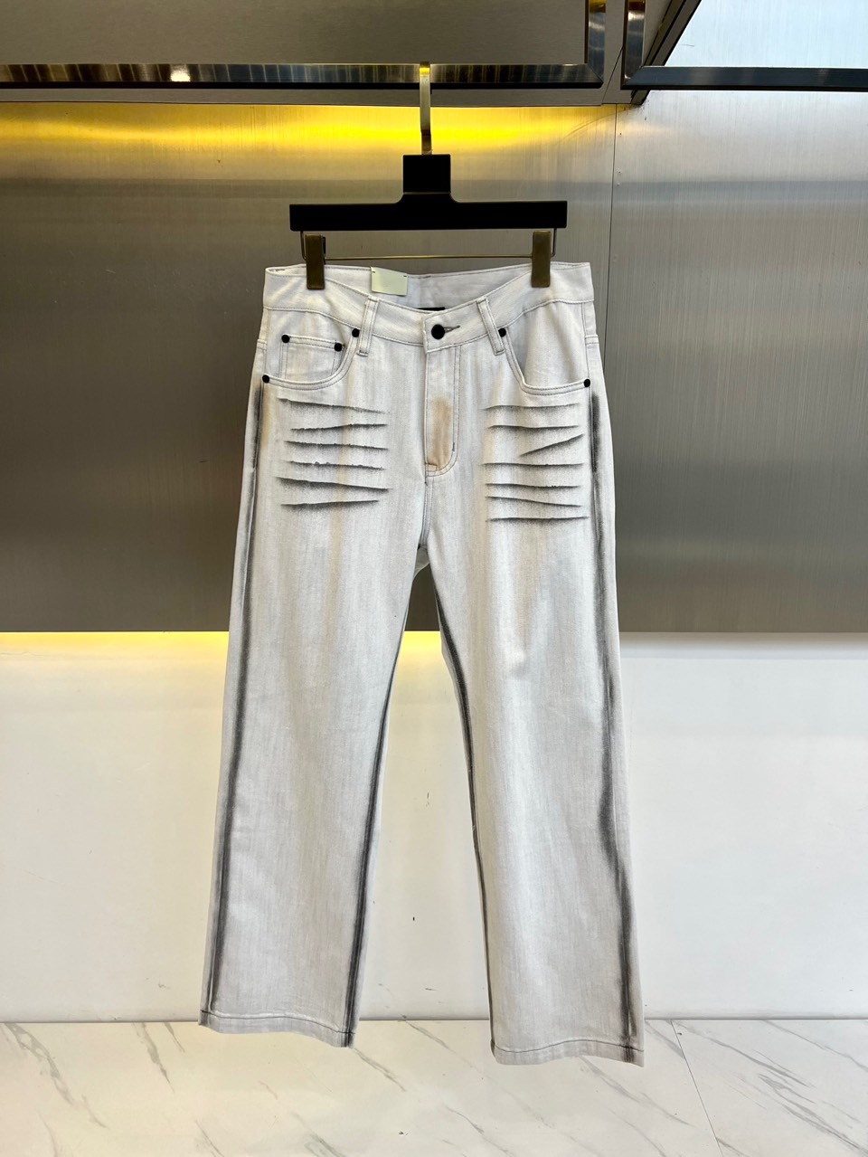 NO:423948,Fendi and FW spring and summer classic new styles of fashionable stretch wide-leg jeans, a pair of pants with a very aesthetic tone, dominated by fabric and quality, continuing the essence of normal design, label elements are perfectly embedded, and the brand letters at the back pocket are quite design-like. They are selected for imported blended denim jeans. The surface of the fabric is clear and three-dimensional twill texture, which is quite high-end and standard. Customized matte silver hardware buttons, classic metal nameplate logo on the back pocket, and rear pocket logo decoration. The texture of the hardware accessories is also unscrupulous. You can easily get the high-end style of the big brand, and the sense of details is quite in place!  Easily create a handsome street dress template, an indispensable matching tool in men's wardrobe!  28-38 (please report height, weight, waist circumference by placing an order), fendi, jeans, alexander wang19860909芬迪、FW春夏经典新款时尚弹力宽腿牛仔裤,极具美学基调的一款裤子,以面料和品质为主导,延续了常态化的设计精髓,标签化元素完美嵌入,后袋处的品牌字母颇具设计感,甄选客供进口混纺丹宁牛仔面料打造而成,面料表面清晰立体的斜纹肌理,相当的高级有规格感,客供定制哑光亮银色五金纽扣,与后幅口袋上经典金属铭牌标识,后兜Logo装饰,其五金辅料的质感同样无法挑剔,轻松就能Get到大牌的高奢格调,细节感相当到位！轻松打造街头帅气着装范本,男士衣橱里不可缺少的搭配神器！28-38（下单请报身高体重腰围）,,fendi,jeans,alexander wang,Men's clothing