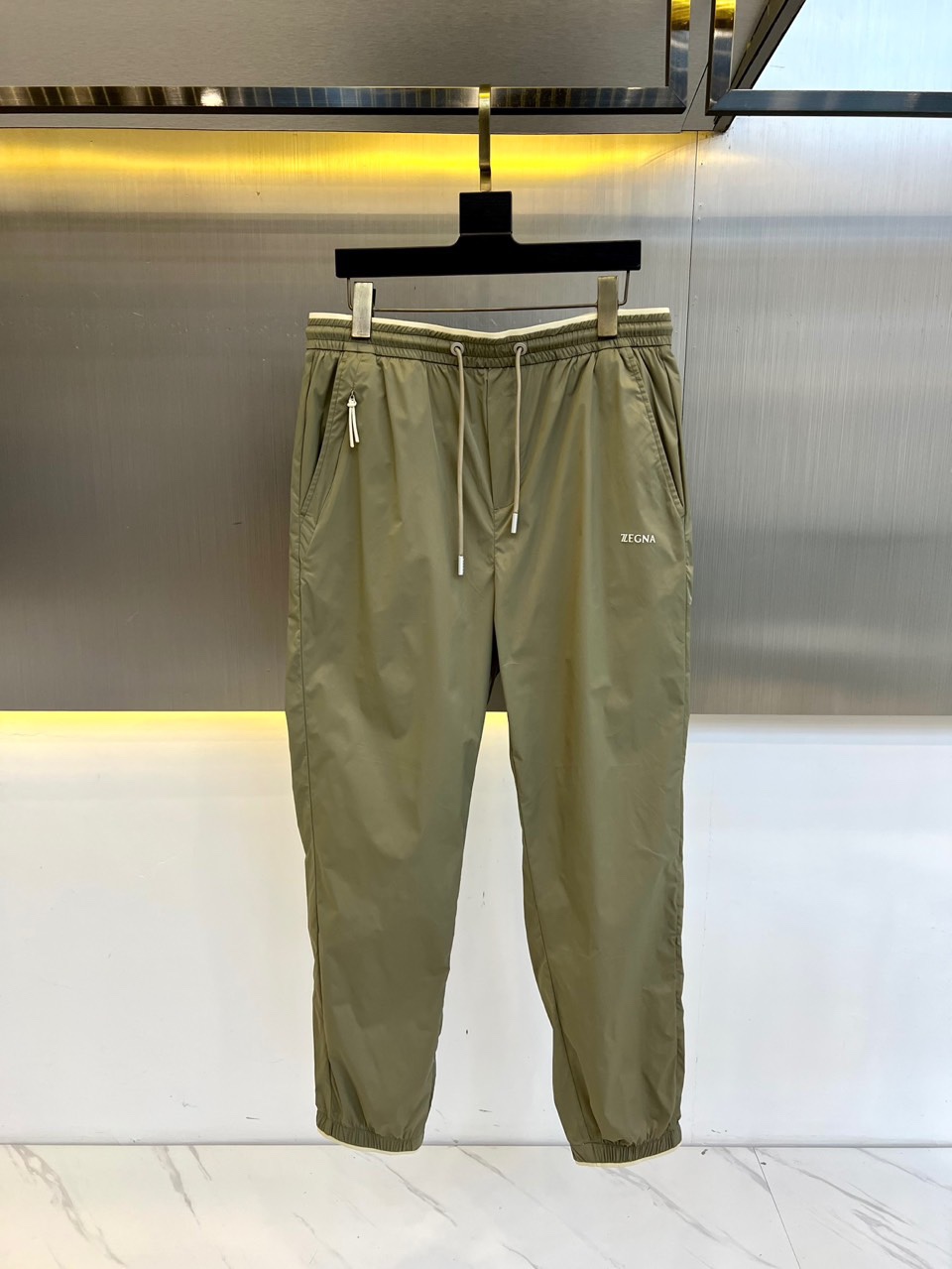 NO:423981,Zegna Jenny-Z Yajia Spring and Summer New Fashion Alphabet Offset Badge Tie Foot Quick Dry Pants Men's Leisure Pants. It is convenient and comfortable to wear and is very easy to match with fashionable styles! This casual pants are carefully selected for customers to provide outdoor high-quality woven and quick-drying four-sided elastic-84 nylon, 16 spandex blend material, which is both comfortable and breathable, and is comfortable to wear. It can accompany you to cool and comfortable to spend the hot summer in a cool and comfortable way. How high is the texture of the fabric! The embroidered logos are the most sensible and classic elements of Z. The trousers have meticulous and smooth lines, and the details are more exquisite. They show excellent craftsmanship, which is enough for quality controls to accept them with their eyes closed! 48-56 (please report height and weight by placing an order), zegna, alexander wang19860909Zegna杰尼-Z亚家春夏新款时尚字母胶印徽章束脚速干裤男士休闲裤.穿着便捷舒适又非常极易搭配时尚造型！此款休闲裤用心甄选客供户外优质梭织速干四面弹-84锦纶,16氨纶混纺材质而成,舒适性与透气性兼优,着穿触感亲肤舒适,能够伴你凉爽自在的度过酷热的夏天,面料的质感有多高级！刺绣标识,都是Z家最具辦识度的经典元素,裤身内里缜密平顺的走线,细节方面更为考究,极好的彰显了出色工艺,足以让品控们闭眼收走！48-56（下单请报身高体重）,,zegna,alexander wang,Men's clothing