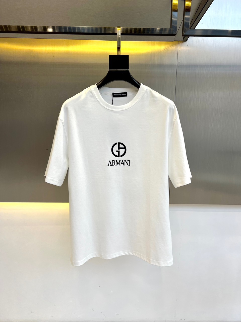 NO:424004,Armani and Spring and Summer new series are launched, a very fashionable and avant-garde short-sleeved T-shirt for men and women, with eye-catching logo patterns!  Different from the past, it declares the design concept that has been passed down for many years in the brand!  Its eye-catchingness is no less than any classic style, perfectly presenting the fashionable, high-end and luxurious feeling in front of the world!  Made of imported cotton materials, selected high-quality cotton fabrics, soft and soft to the touch, the real thing is definitely beyond your imagination, close to the body and breathable, even if you sweat profusely, you will not feel greasy or stuffy, and will bring sweating and moisture absorption to the extreme!  M-3XL (model 173, 143 catties upper body L size), Armani, T-shirt, tees, t-shirt, alexander wang19860909阿玛尼、春夏全新系列单品上线,非常时髦前卫的一款男女同款短袖T恤,醒目的logo图案修饰！区别于以往的不同,宣示品牌传承多年的设计理念！其吸睛度完全不亚于任何经典款式,将时髦高级感与奢华感完美呈现在世人眼前！客供进口全棉材质制成,精选优质棉面料,触感软糯亲肤细腻,实物到手绝对超乎你的想象,贴身无比舒适透气,即便是汗流浃背也不会有腻身及闷热感可言,将排汗吸湿性发挥到了极致！M-3XL（模特173,143斤上身L码）,,armani,T-shirt,tees，t-shirt,alexander wang,Men's clothing