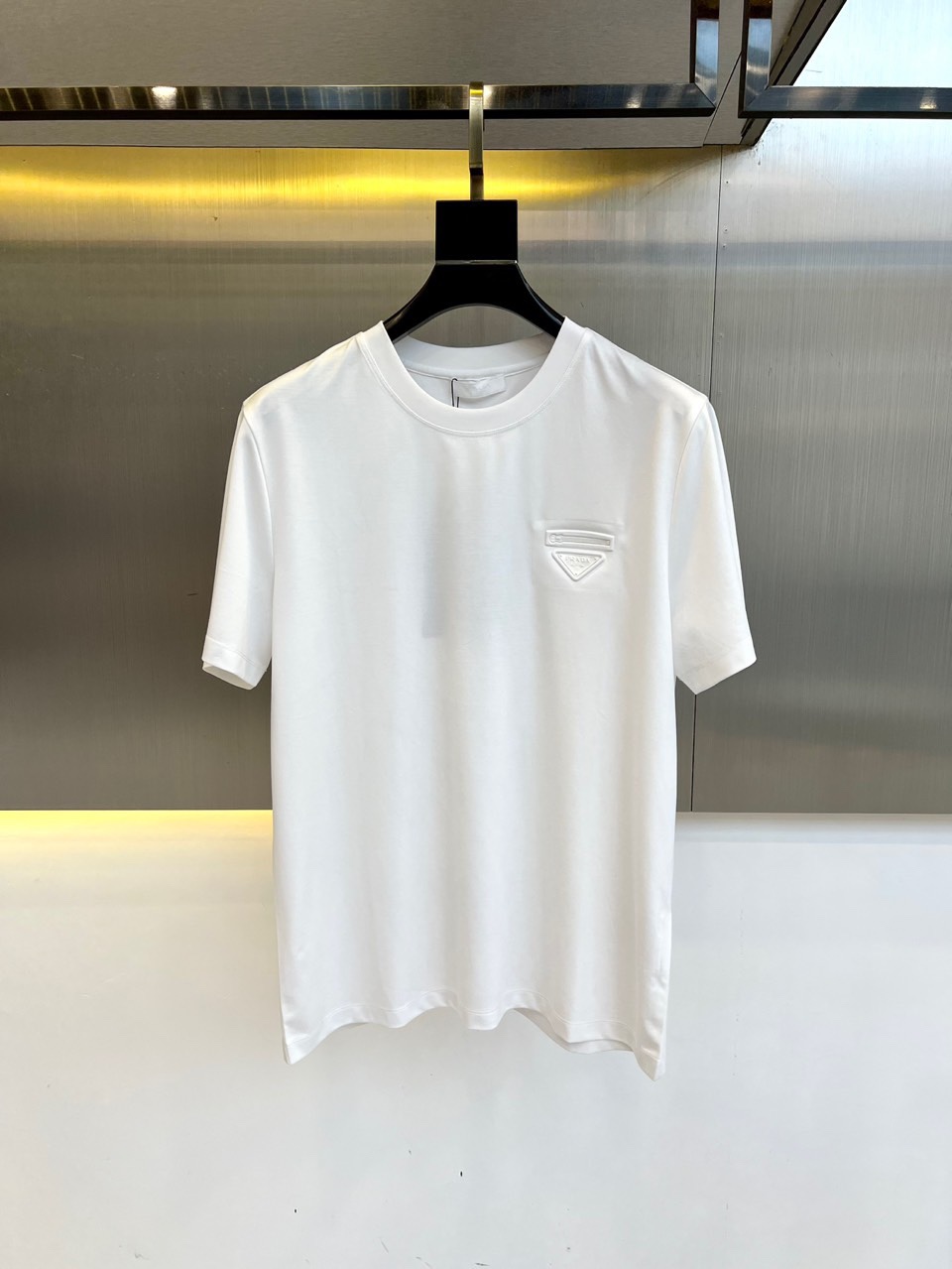 NO:424035,Prada and island cotton short-sleeved round neck T-shirts. Classic logo, the clothes feel soft and skin-friendly, visually exquisite, textured, noble, very simple and quality. They can be used as an inner layer in early spring, and can be worn alone in summer, and can be matched in various forms. The collision of colors and art, unique neutral tones, instantly illuminate your overall shape, a lapel design that combines classic and fashion, paired with eye-catching semi-zippers, demonstrates a unique taste and fashionable attitude, simple without losing style. Just be business and casual, versatile and not picky!  48-56 (model 173, 143 catties upper body 50 sizes), prada, T-shirt,tees, t-shirt,alexander wang19860909普拉达、海岛棉短袖圆领T恤.经典标识,衣服触感柔软亲肤,视觉上很精致、有质感、高贵,非常简单也很显品质.早春可作为内搭,夏季可单独穿着,可以搭配出多种形式.色彩与艺术的碰撞,独特的中性色调,瞬间点亮你的整体造型,经典与时尚融合的翻领设计,搭配醒目半拉链,彰显独特品味与时尚态度,简约而不失格调.商务休闲俩即可,百搭不挑！48-56（模特173,143斤上身50码）,,prada,T-shirt,tees，t-shirt,alexander wang,Men's clothing
