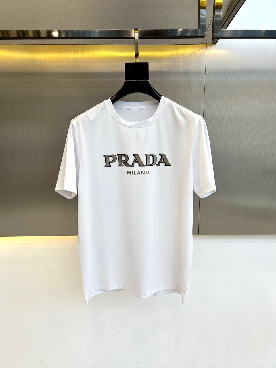 NO:424057,Prada and spring and summer men's new round neck short-sleeved T-shirts. Imported fixed fabric is pure cotton, the fabric feels silky and soft, breathable and skin-friendly, and it is extremely comfortable to wear, and the overall texture is quite high!  The iconic logo on the body and chest is complete with three standards and carefully crafted. It is simple, fashionable and classic, and it is eye-catching, with great recognition and class!  The regular casual style cutting design makes it easy to make you look slim and taller!  M-4XL (model 173, 143 catties upper body L size), prada, T-shirt, tees, t-shirt, alexander wang19860909普拉达、春夏男士新款圆领短袖T恤.进口定织面料纯棉、面料手感丝滑柔软,透气亲肤性极佳,着身无比的舒适,整体质感相当之高！衣身胸前标志性Logo,三标齐全、重工艺精心打造,简约时尚经典让人眼前一亮,极具辨识度与档次感！常规的休闲版型裁剪设计,轻松凹出显瘦显高身型！M-4XL（模特173,143斤上身L码）,,prada,T-shirt,tees，t-shirt,alexander wang,Men's clothing