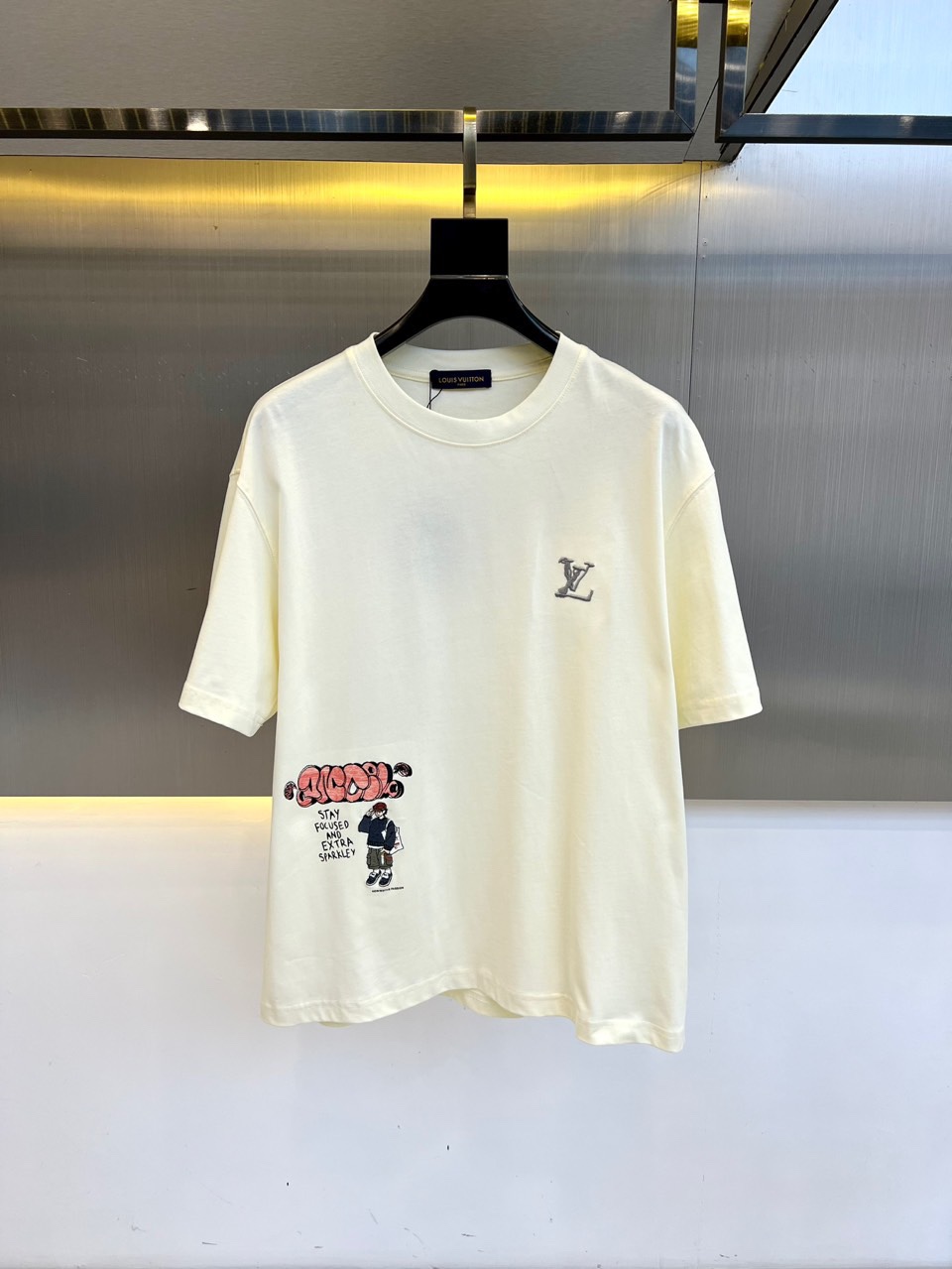 NO:424063,LV and new LOGO round neck short-sleeved T-shirt for men in spring and summer. Imported fixed-woven fabrics, pure cotton and fabrics are silky and soft, breathable and skin-friendly, extremely comfortable to wear, and the overall texture is quite high!  The iconic logo on the body and chest is carefully crafted and craftsmanship. It is simple, fashionable and classic, and it is very recognizable and classy!  The regular casual style cutting design makes it easy to make you look slim and taller!  M-4XL (model 173, 143 catties upper body L size), louis vuitton, T-shirt, tees, t-shirt, alexander wang19860909LV、春夏男士新款LOGO圆领短袖T恤.进口定织面料,纯棉、面料手感丝滑柔软,透气亲肤性极佳,着身无比的舒适,整体质感相当之高！衣身胸前标志性Logo,重工艺精心打造,简约时尚经典让人眼前一亮,极具辨识度与档次感！常规的休闲版型裁剪设计,轻松凹出显瘦显高身型！M-4XL（模特173,143斤上身L码）,,louis vuitton,T-shirt,tees，t-shirt,alexander wang,Men's clothing