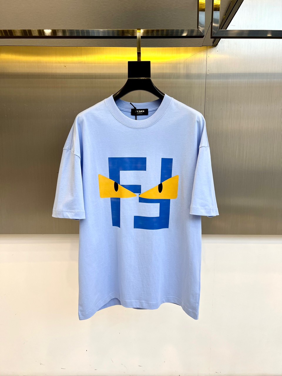 NO:482273,Fendi, 2025 spring and summer men's new round neck short-sleeved T-shirt. Imported fixed fabric is pure cotton, the fabric feels silky and soft, breathable and skin-friendly, and it is extremely comfortable to wear, and the overall texture is quite high!  The iconic logo on the body and chest is complete with three standards and carefully crafted. It is simple, fashionable and classic, and it is eye-catching, with great recognition and class!  The regular casual style cutting design makes it easy to make you look slim and taller!  48-54 (model 173, 143 catties upper body 48 sizes) (a size larger), fendi, T-shirt, tees, t-shirt, alexander wang19860909芬迪、2025春夏男士新款圆领短袖T恤.进口定织面料纯棉、面料手感丝滑柔软,透气亲肤性极佳,着身无比的舒适,整体质感相当之高！衣身胸前标志性Logo,三标齐全、重工艺精心打造,简约时尚经典让人眼前一亮,极具辨识度与档次感！常规的休闲版型裁剪设计,轻松凹出显瘦显高身型！48-54（模特173,143斤上身48码）（偏大一码）,,fendi,T-shirt,tees，t-shirt,alexander wang,Men's clothing