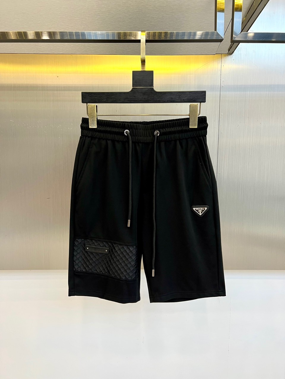 NO:426908,New summer products for Prada and SS are on sale, classic logos are fashionable and casual sports pinch pants/shorts!  Customized materials are selected for customers, which are flat and simple, skin-friendly and refreshing. The softness and comfort of the fabric are impeccable, with high recognition, and there will be no mistakes in the upper body. The matching performance is undoubtedly the waist design, elastic elastic waist circumference modification!  Each piece of high-end craftsmanship determines success or failure!  Very good quality and a fashionable item!  M-3XL (please report height, weight, waist circumference to place an order), prada, shorts, alexander wang19860909普拉达、ss夏季新品发售,经典logo标识时尚休闲运动五分裤/短裤！甄选客供定制材质,平整简约,亲肤透爽.面料的柔软性舒适性也都是无可挑剔的,辨识度高,上身绝对不会出错,搭配性能更是毫无疑问,腰身设计松紧弹力腰围修饰！高端工艺每件决定成败！ 品质质感非常不错一款时尚单品！M-3XL（下单请报身高体重腰围）,,prada,shorts,alexander wang,Men's clothing
