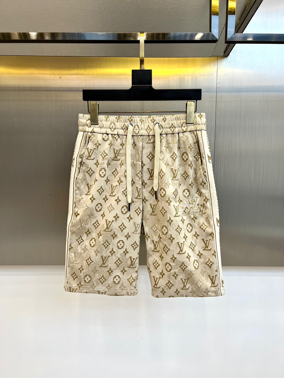 NO:426911,New products for Lv and ss are on sale in summer, and the classic logo is fashionable and casual sports pinch pants/shorts!  Customized materials are selected for customers, which are flat and simple, skin-friendly and refreshing. The softness and comfort of the fabric are impeccable, with high recognition, and there will be no mistakes in the upper body. The matching performance is undoubtedly the waist design, elastic elastic waist circumference modification!  Each piece of high-end craftsmanship determines success or failure!  Very good quality and a fashionable item!  M-3XL (please report height, weight, waist circumference to place an order), louis vuitton, shorts, alexander wang19860909Lv、ss夏季新品发售,经典logo标识时尚休闲运动五分裤/短裤！甄选客供定制材质,平整简约,亲肤透爽.面料的柔软性舒适性也都是无可挑剔的,辨识度高,上身绝对不会出错,搭配性能更是毫无疑问,腰身设计松紧弹力腰围修饰！高端工艺每件决定成败！ 品质质感非常不错一款时尚单品！M-3XL（下单请报身高体重腰围）,,louis vuitton,shorts,alexander wang,Men's clothing