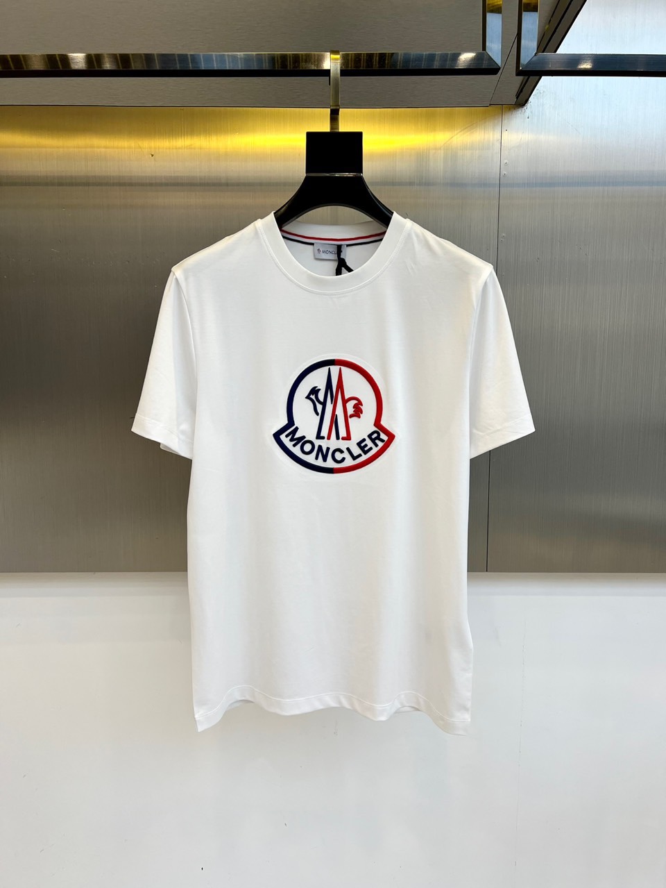 NO:426914,The new round neck short-sleeved T-shirt for men in the covers and spring and summer. The imported fixed fabric is pure cotton, the fabric feels silky and soft, and it is breathable and skin-friendly. It is extremely comfortable to wear and has a high overall texture!  The iconic logo on the body and chest is complete with three standards and carefully crafted. It is simple, fashionable and classic, and it is eye-catching, with great recognition and class!  The regular casual style cutting design makes it easy to make you look slim and taller!  48-56 Model 173, 143 catties upper body 50 sizes), Moncler, T-shirt, tees, t-shirt, alexander wang19860909蒙口、春夏男士新款圆领短袖T恤.进口定织面料纯棉、面料手感丝滑柔软,透气亲肤性极佳,着身无比的舒适,整体质感相当之高！衣身胸前标志性Logo,三标齐全、重工艺精心打造,简约时尚经典让人眼前一亮,极具辨识度与档次感！常规的休闲版型裁剪设计,轻松凹出显瘦显高身型！48-56模特173,143斤上身50码）,,Moncler,T-shirt,tees，t-shirt,alexander wang,Men's clothing