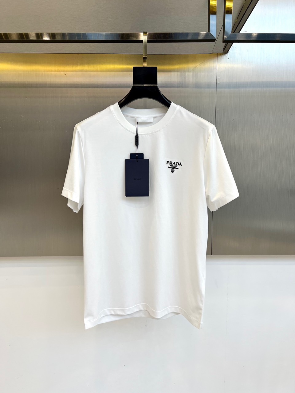 NO:426918,Prada and spring and summer men's new round neck short-sleeved T-shirts. Imported fixed fabric is pure cotton, the fabric feels silky and soft, breathable and skin-friendly, and it is extremely comfortable to wear, and the overall texture is quite high!  The iconic logo on the body and chest is complete with three standards and carefully crafted. It is simple, fashionable and classic, and it is eye-catching, with great recognition and class!  The regular casual style cutting design makes it easy to make you look slim and taller!  48-56 Model 173, 143 catties upper body 50 sizes), prada, T-shirt, tees, t-shirt, alexander wang19860909普拉达、春夏男士新款圆领短袖T恤.进口定织面料纯棉、面料手感丝滑柔软,透气亲肤性极佳,着身无比的舒适,整体质感相当之高！衣身胸前标志性Logo,三标齐全、重工艺精心打造,简约时尚经典让人眼前一亮,极具辨识度与档次感！常规的休闲版型裁剪设计,轻松凹出显瘦显高身型！48-56模特173,143斤上身50码）,,prada,T-shirt,tees，t-shirt,alexander wang,Men's clothing