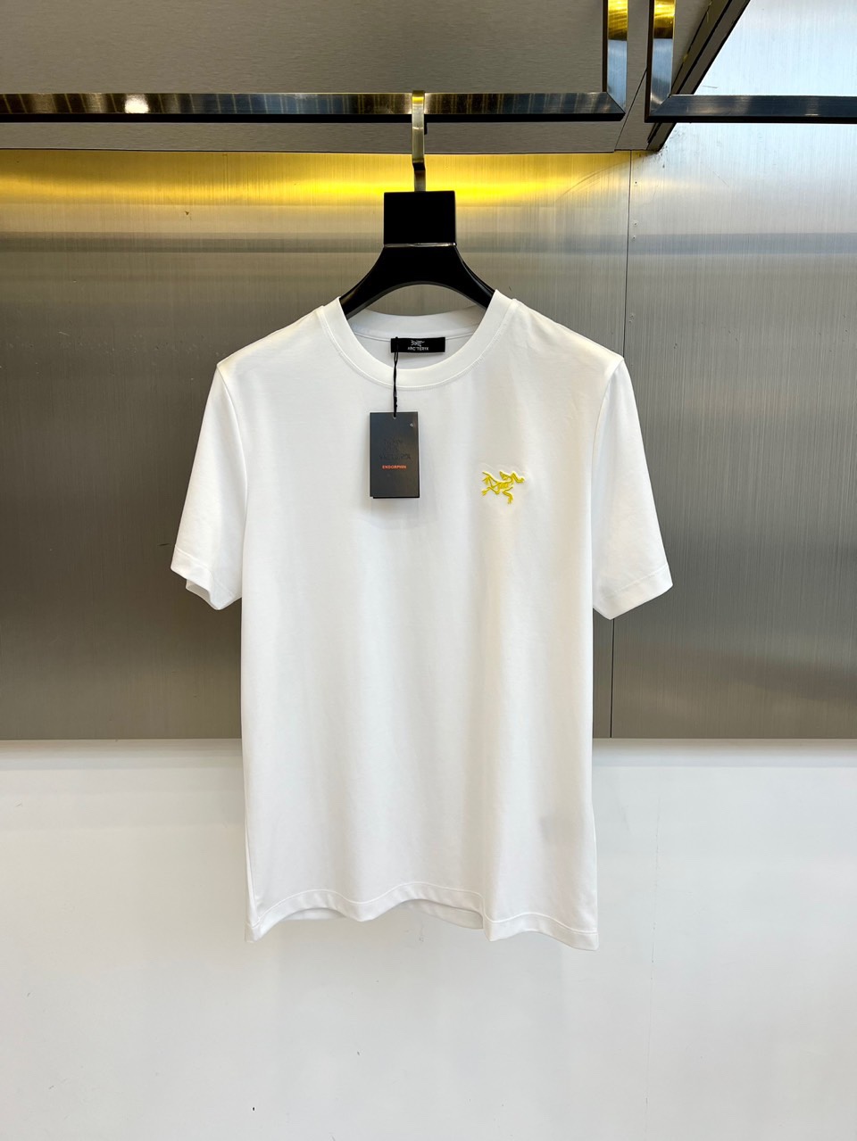 NO:426922,Arcteryx, a new round neck short-sleeved T-shirt for spring and summer men. Imported fixed fabric is pure cotton, the fabric feels silky and soft, breathable and skin-friendly, and it is extremely comfortable to wear, and the overall texture is quite high!  The iconic logo on the body and chest is complete with three standards and carefully crafted. It is simple, fashionable and classic, and it is eye-catching, with great recognition and class!  The regular casual style cutting design makes it easy to make you look slim and taller!  48-56 (model 173, 143 catties upper body 50 sizes), arc'teryx, T-shirt, tees, t-shirt, alexander wang19860909Arcteryx 始祖鸟、春夏男士新款圆领短袖T恤.进口定织面料纯棉、面料手感丝滑柔软,透气亲肤性极佳,着身无比的舒适,整体质感相当之高！衣身胸前标志性Logo,三标齐全、重工艺精心打造,简约时尚经典让人眼前一亮,极具辨识度与档次感！常规的休闲版型裁剪设计,轻松凹出显瘦显高身型！48-56（模特173,143斤上身50码）,arc'teryx,T-shirt,tees，t-shirt,alexander wang,Men's clothing