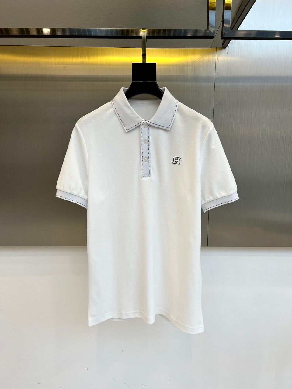 NO:426924,H Hermes and 25s new products are on sale, men's lapel semi-zipper short-sleeved T-shirt POLO shirt, imported resident mercerized cotton short-sleeved T-shirt, Wen Ru soft, delicate and soft, the upper body is naturally comfortable, cool, the color is very clear, and does not fade, which highlights the overall styling and body-slimming feeling. 48-56 (model 173, 143 catties upper body 50 sizes), hermes, T-shirt,tees, t-shirt,alexander wang19860909H爱马仕、25s新品发售,男士翻领半拉链短袖T恤POLO衫,进口驻地丝光棉短袖T恤,温儒柔软 细腻柔软 上身自然是舒适 凉爽,颜色十分清晰,不掉色,非常的凸显整体的造型感以及修身上身感.48-56（模特173,143斤上身50码）,,hermes,T-shirt,tees，t-shirt,alexander wang,Men's clothing