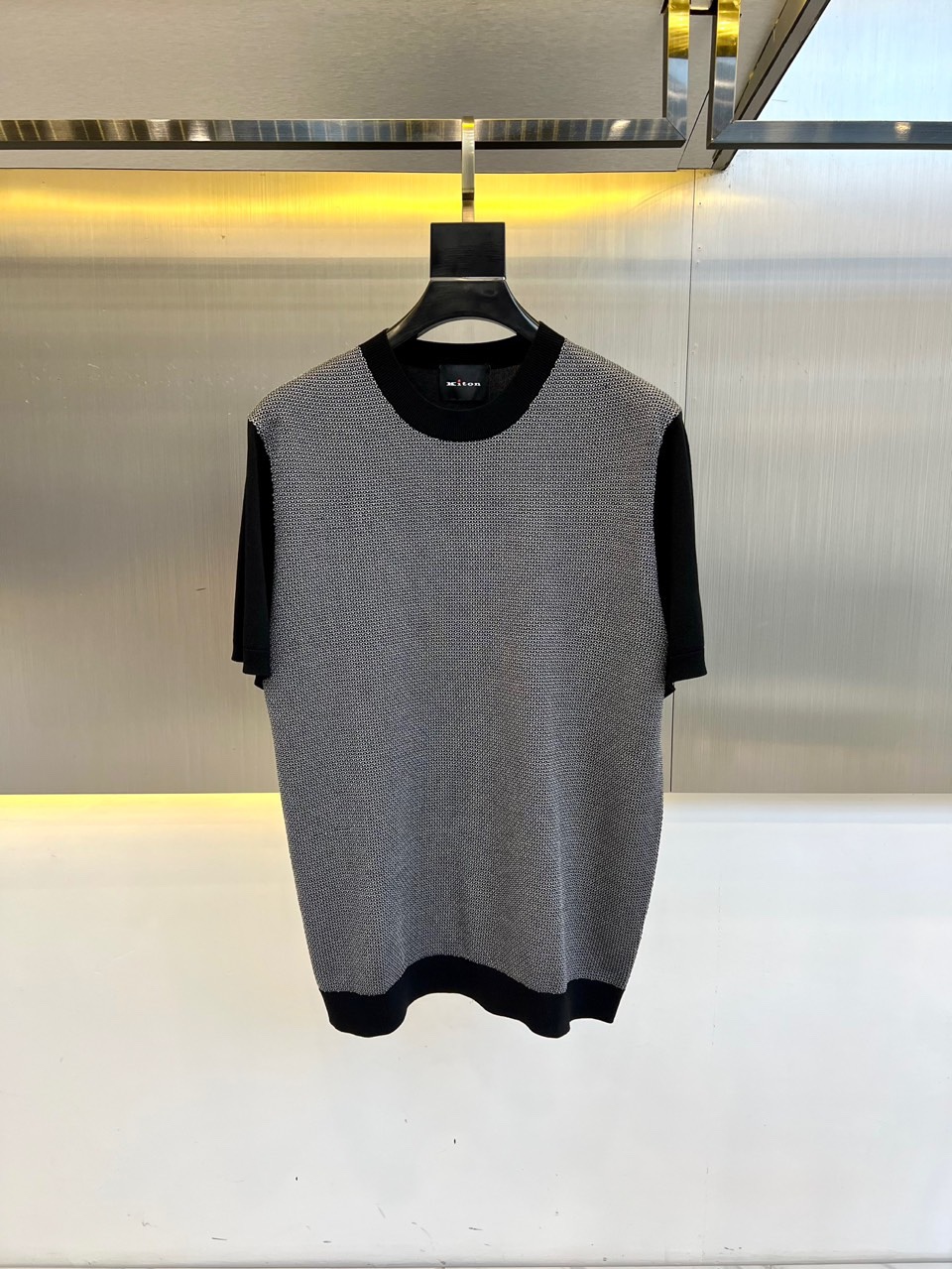 NO:426930,Kiton | Summer business and leisure island cotton knitted round neck short-sleeved T-shirt, 25FW official website simultaneously released series. The body is crochet pattern, the collar, sleeves and back are black, which is very simple and very good. It can be used as an inner layer in early spring, and can be worn alone in summer, and can be matched in various forms. The collision of colors and art, unique neutral tones, show unique taste and fashion attitude, simple without losing style. Business and leisure are both versatile and not picky!  48-56 (model 173, 143 catties upper body 50 sizes), T-shirt,tees, t-shirt,alexander wang19860909kiton |夏季商务休闲海岛棉针织圆领短袖T恤,25FW官网同步发售系列.衣身上是钩花图案,衣领,衣袖和背面是黑色,非常简单也很显品质.早春可作为内搭,夏季可单独穿着,可以搭配出多种形式.色彩与艺术的碰撞,独特的中性色调,彰显独特品味与时尚态度,简约而不失格调.商务休闲俩即可,百搭不挑人！48-56（模特173,143斤上身50码）,,T-shirt,tees，t-shirt,alexander wang,Men's clothing